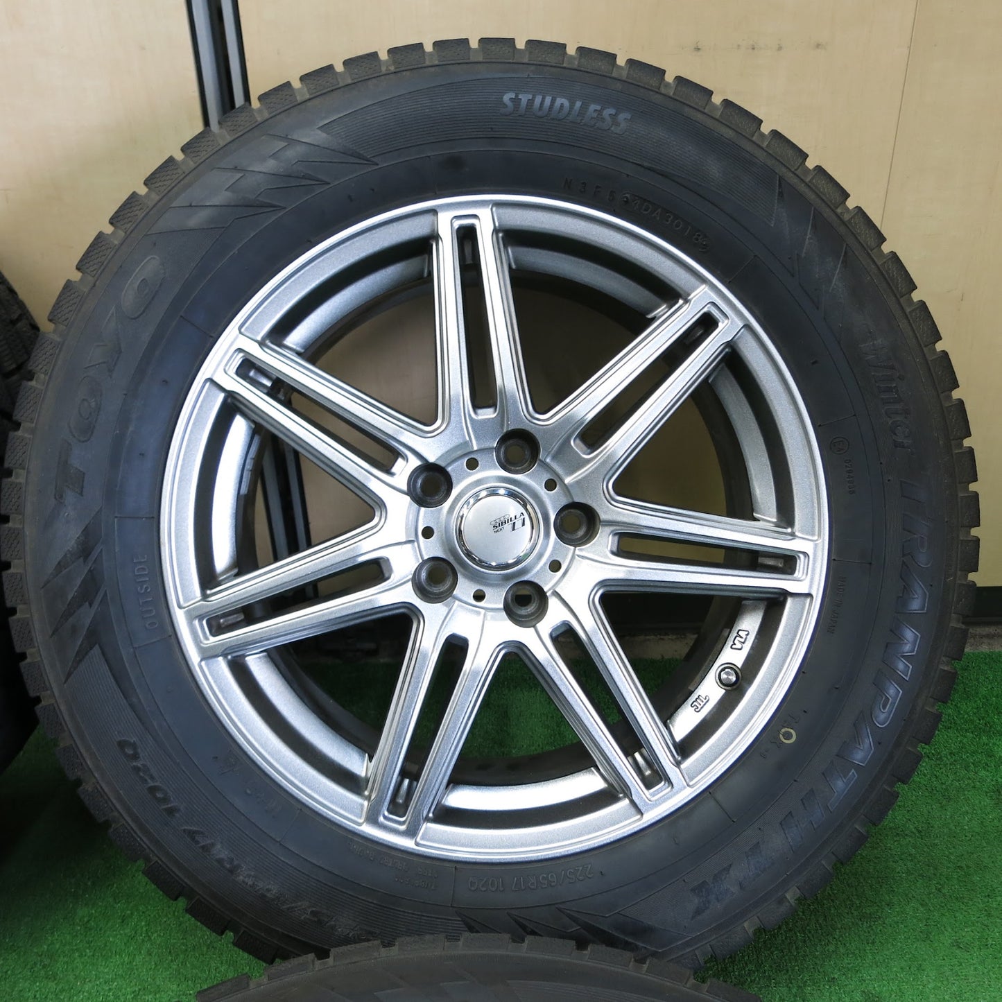 [送料無料]バリ溝！キレイ！9.5分★スタッドレス 225/65R17 トーヨー ウインター トランパス TX SIBILLA NEXT Z7 シビラ 17インチ PCD114.3/5H★3062402サス