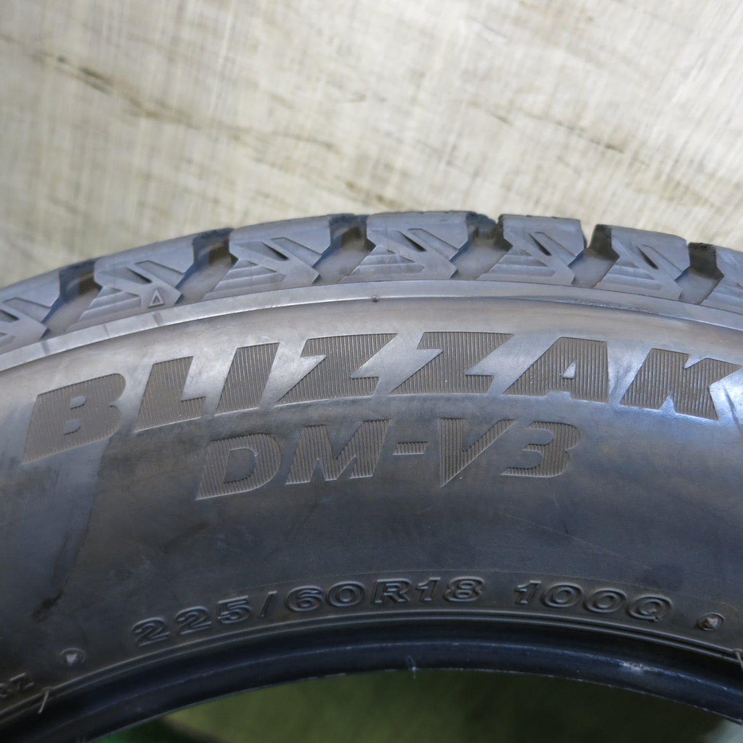 [送料無料]バリ溝！20年！9.5分★スタッドレス 225/60R18 ブリヂストン ブリザック DM-V3 タイヤ 18インチ ヴァンガード ハリアー エクストレイル等★3040509Hスタ