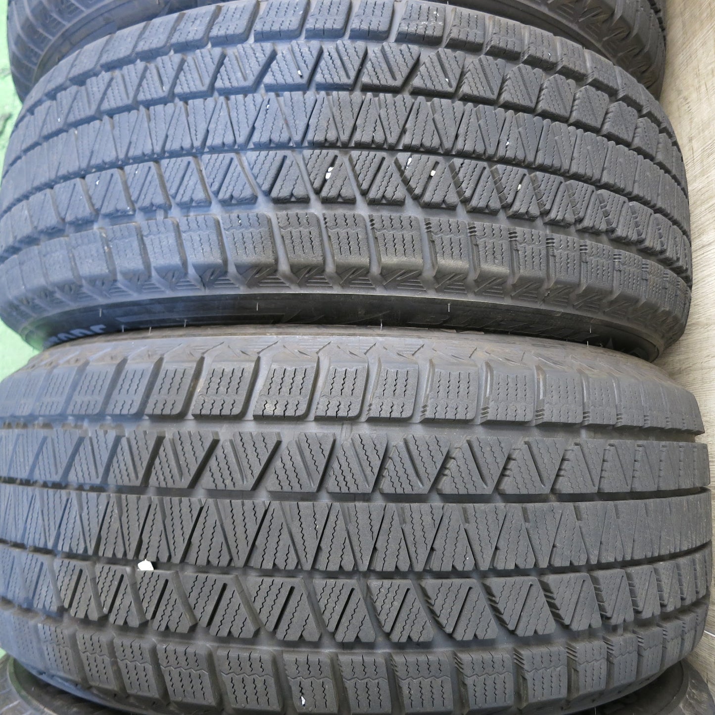 [送料無料]バリ溝！22年！9.5分★スタッドレス 235/60R18 255/55R18 ブリヂストン ブリザック DM-V3 タイヤ 18インチ ポルシェ マカン マカンS 等★3051509Hスタ