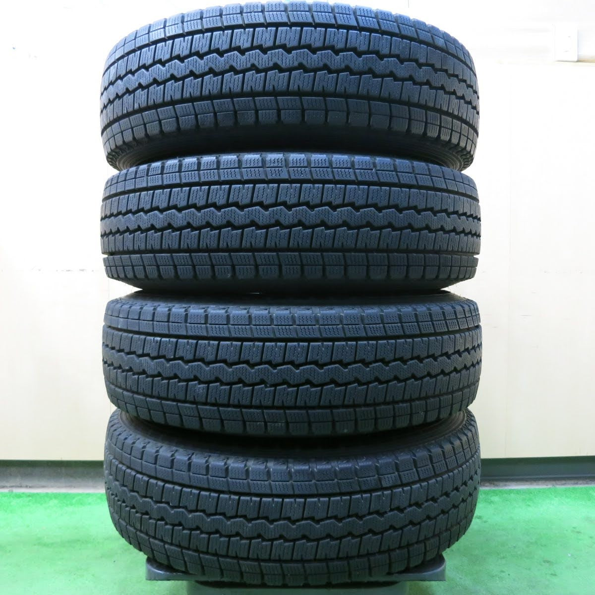 [送料無料]バリ溝！9.5分★ハイエース 等 BERG 195/80R15 107/105L スタッドレス ダンロップ ウインターマックス SV01 15インチ PCD139.7/6H★3080704イス