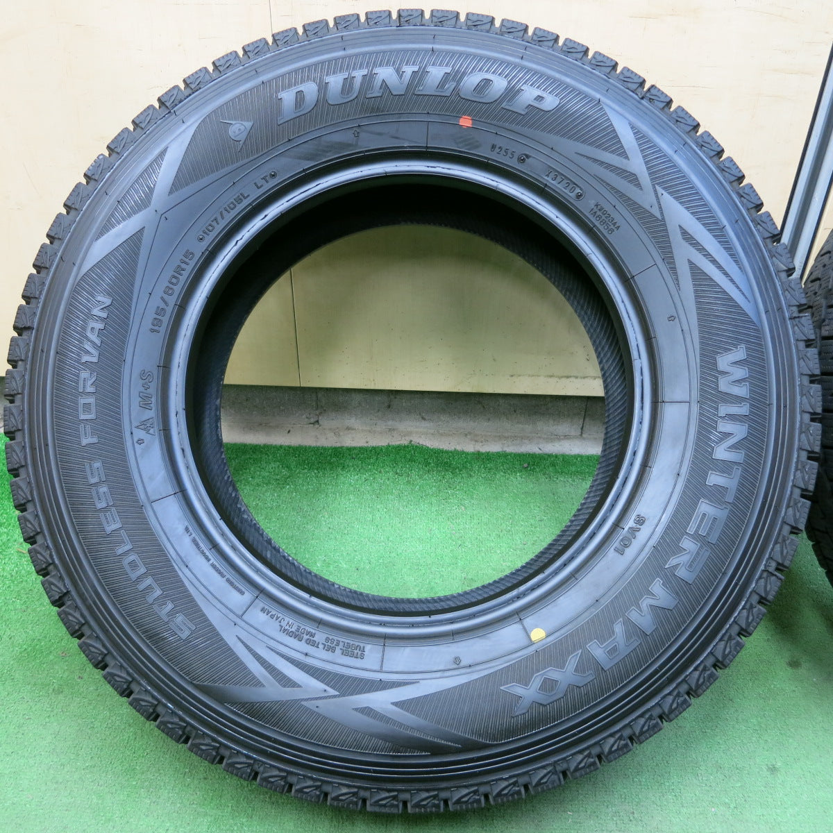 *送料無料*バリ溝！20年！9.5分★スタッドレス 195/80R15 ダンロップ ウインターマックス SV01 タイヤ 15インチ ハイエース キャラバン 等★3102104イノタ