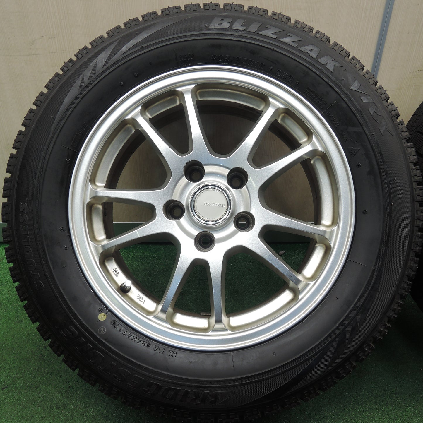 *送料無料*超バリ溝！キレイ！ほぼ10分★スタッドレス 205/65R16 ブリヂストン ブリザック VRX ECO FORME エコフォルム 16インチ PCD114.3/5H★3120401TNス