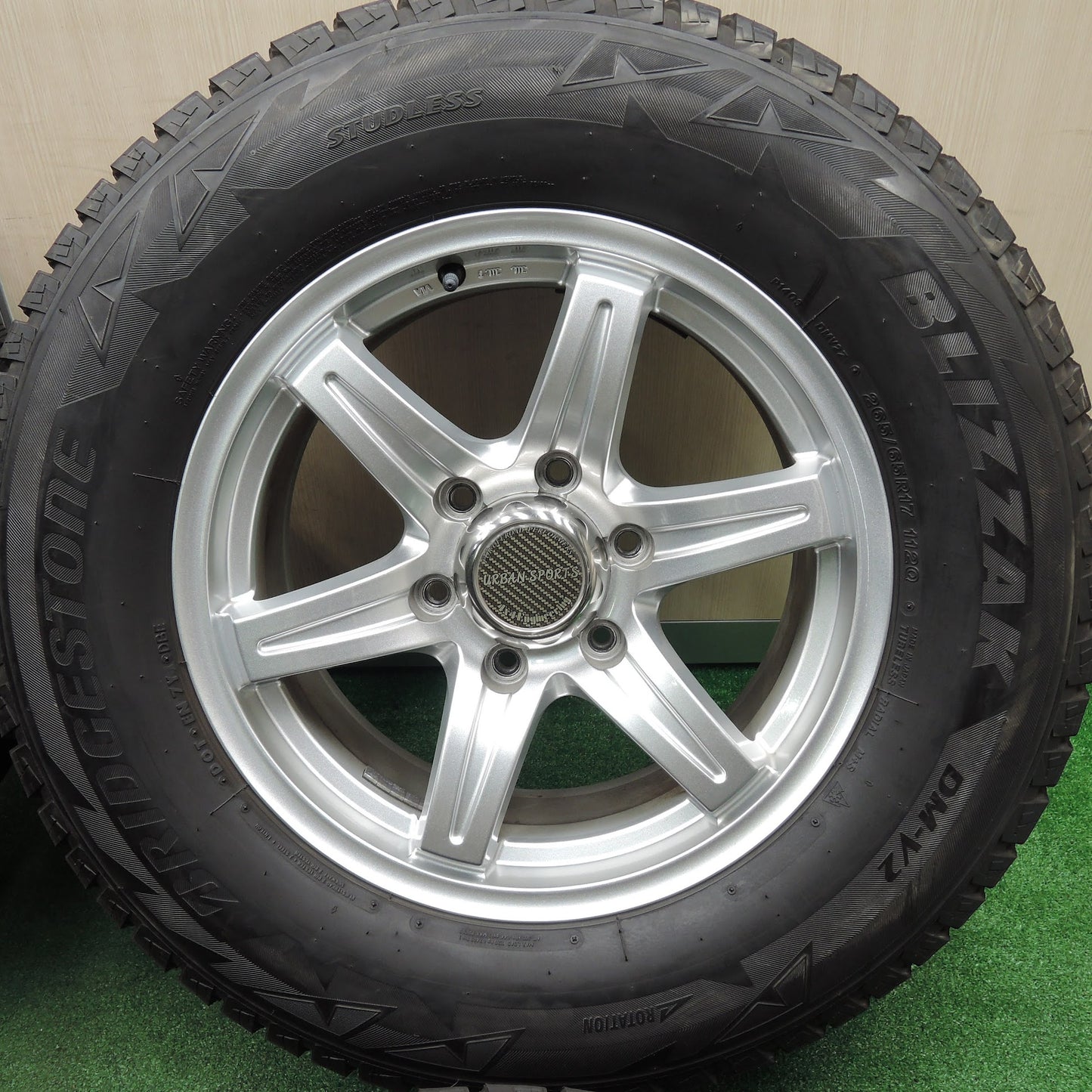 [送料無料]バリ溝！キレイ！8.5分★URBAN SPORT 4X4 Engineering 265/65R17 スタッドレス ブリヂストン ブリザック DM-V2 17インチ PCD139.7/6H★3111604TNス