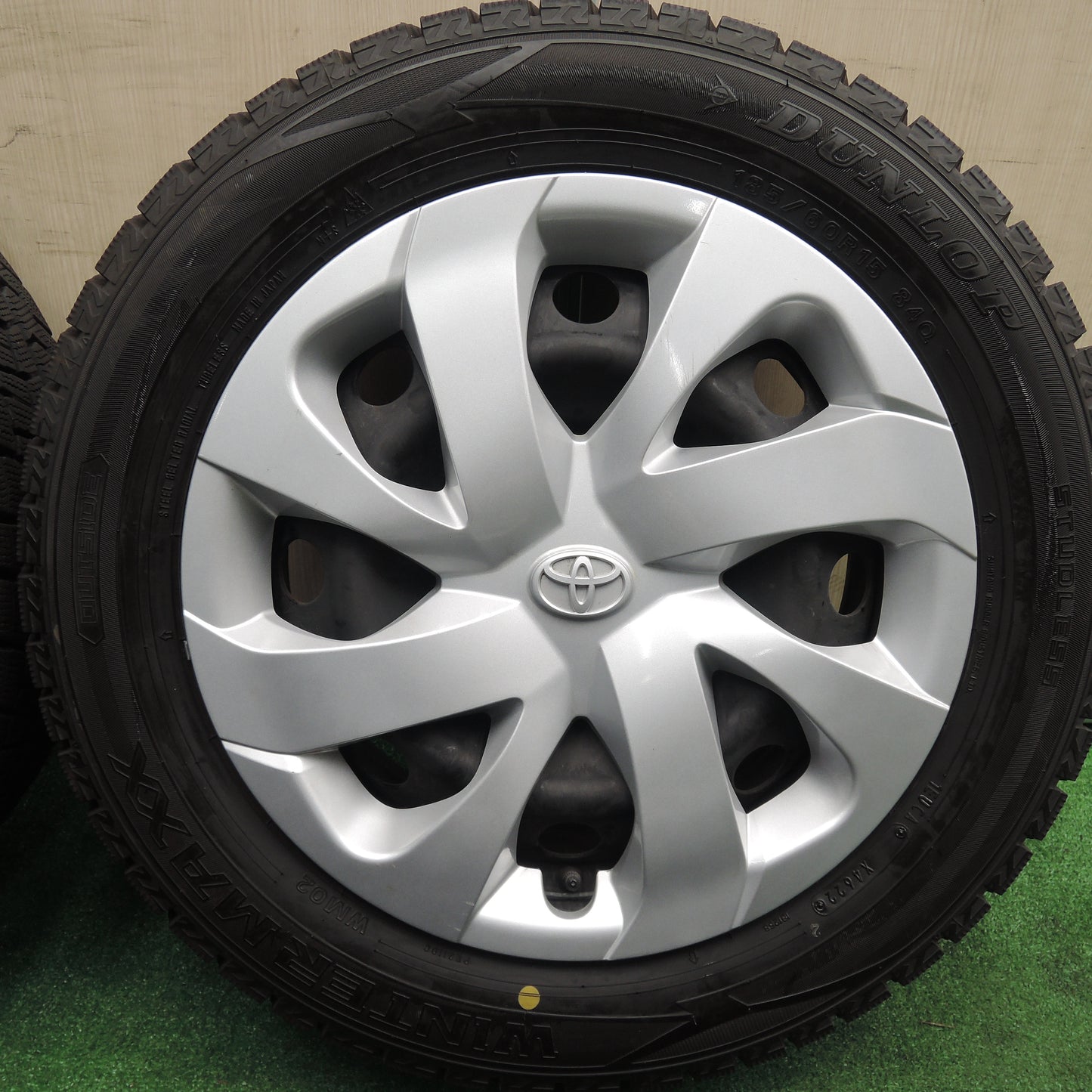 *送料無料*バリ溝！22年！9.5分以上★トヨタ シエンタ 純正 スチール 185/60R15 スタッドレス ダンロップ ウインターマックス WM02 PCD100/5H★3111704HAス