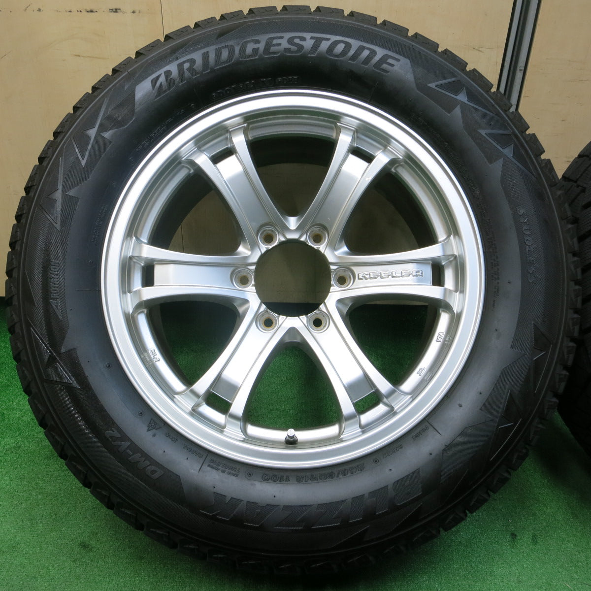 *送料無料*バリ溝！キレイ！9.5分以上★スタッドレス KEELER 265/60R18 ブリヂストン ブリザック DM-V2 キーラー 18インチ PCD139.7/6H★3120601イス