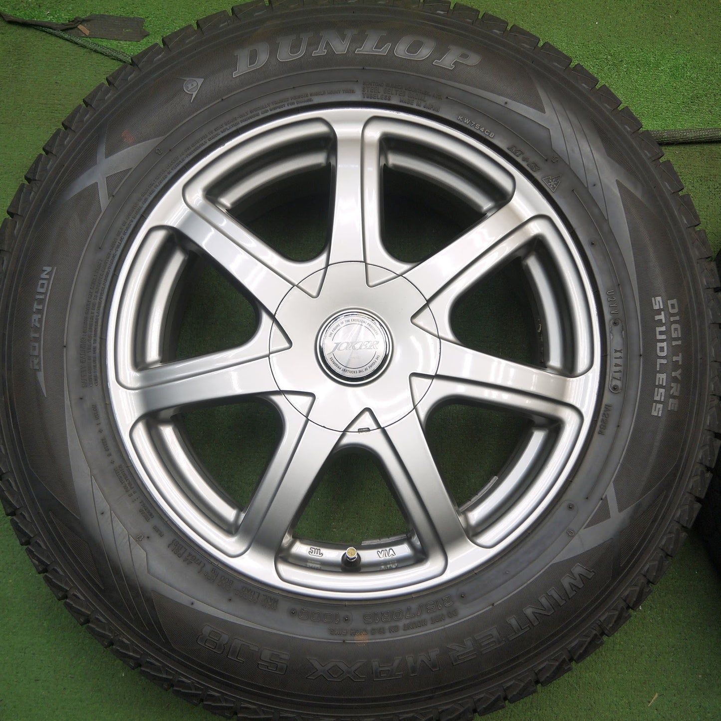 [送料無料]バリ溝！キレイ！9.5分★スタッドレス 215/70R16 ダンロップ ウインターマックス SJ8 JOKER ジョーカー 16インチ PCD100 114.3/5H マルチ★3080906Hス