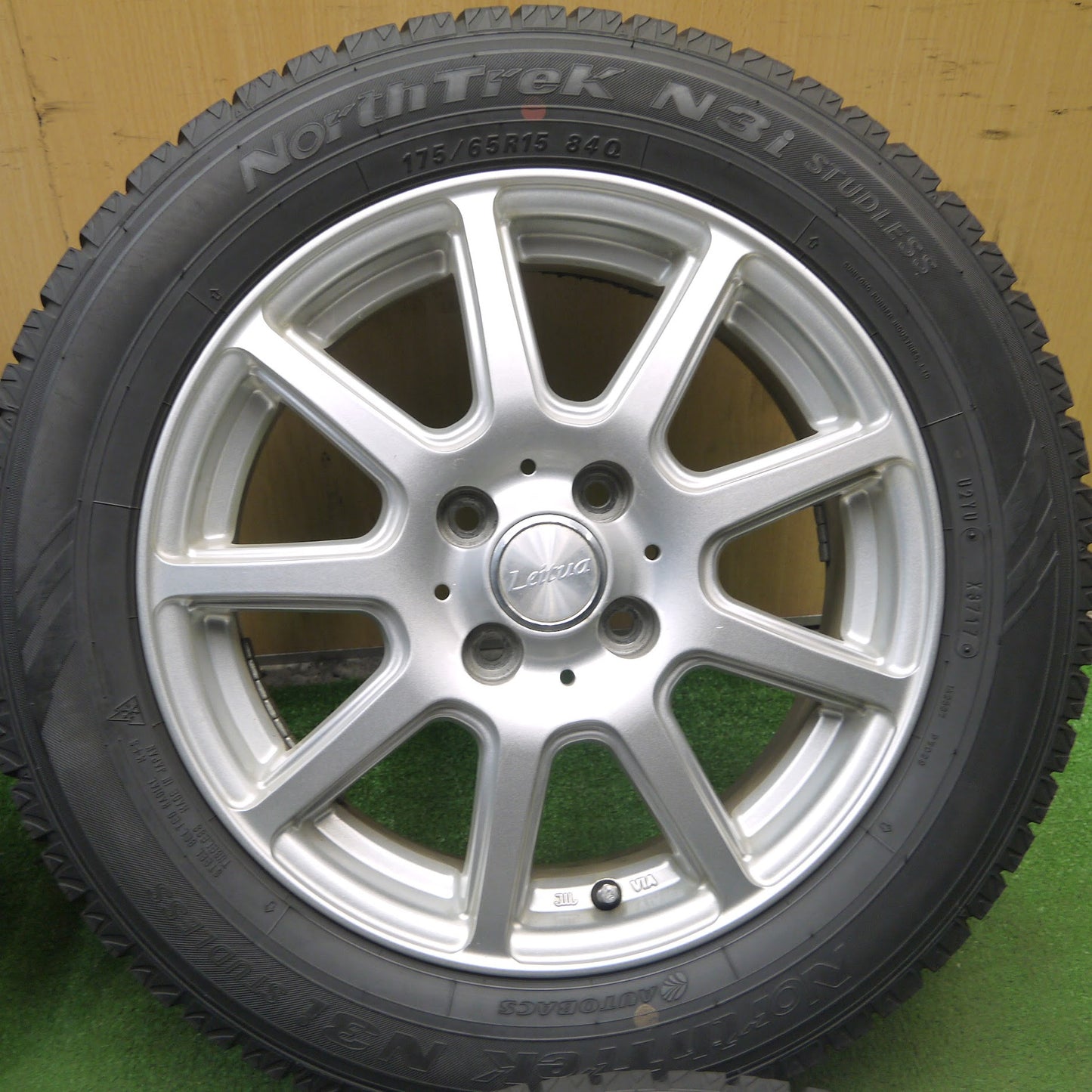 [送料無料]バリ溝！キレイ！9分★スタッドレス 175/65R15 オートバックス ノーストレック N3i Leitua 15インチ PCD100/4H★3071808KKス