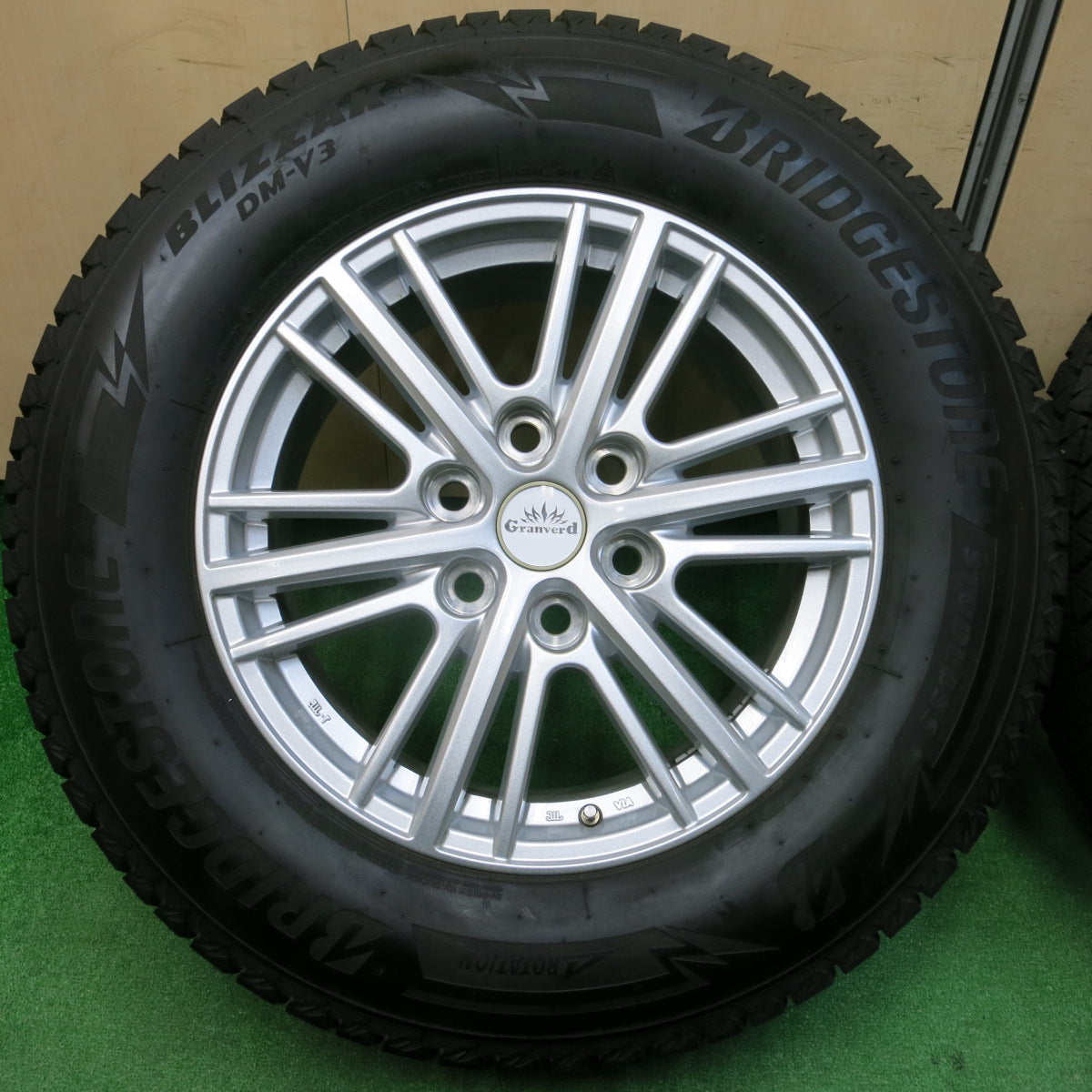 *送料無料*バリ溝！22年！キレイ！9.5分★スタッドレス 265/65R18 ブリヂストン ブリザック DM-V3 Granverd 18インチ PCD139.7/6H★3112907イス