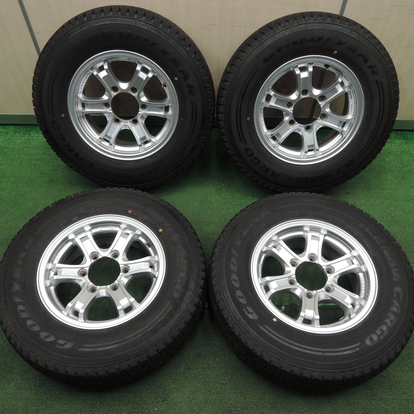 *送料無料*バリ溝！20年！キレイ！9.5分★ハイエース等 KEELER 195/80R15 スタッドレス グッドイヤー アイスナビ CARGO キーラー 15インチ PCD139.7/6H★3121307TNス