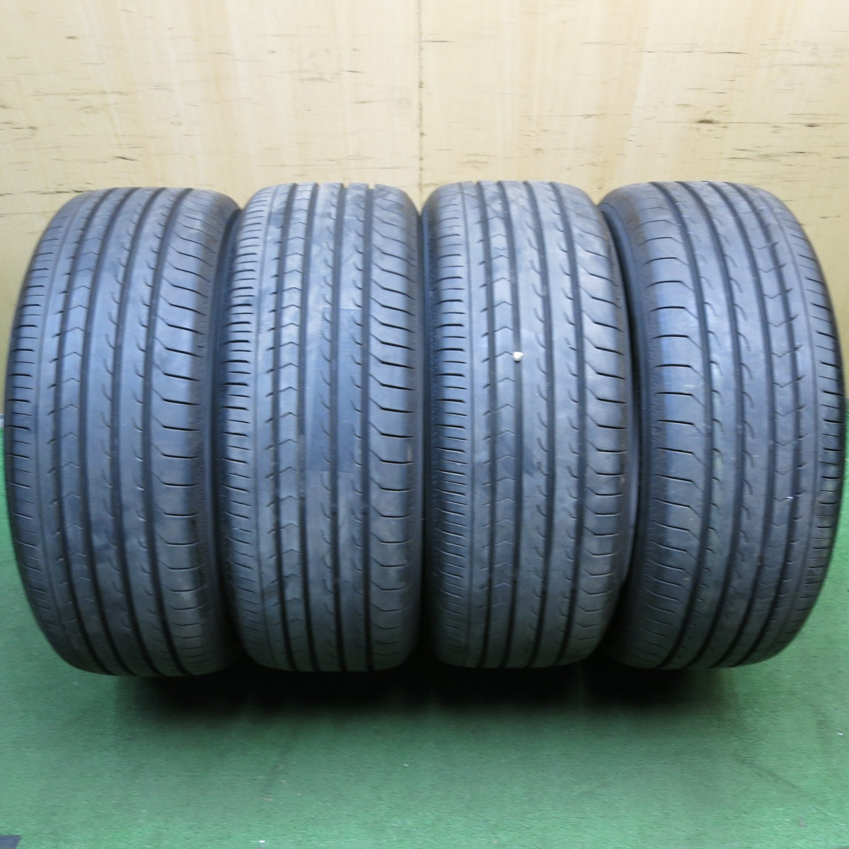 *送料無料* バリ溝！22年！9.5分★235/50R18 ヨコハマ BluEarth-RV RV03 タイヤ 18インチ アルファード ヴェルファイア 等★4022202KKノタ