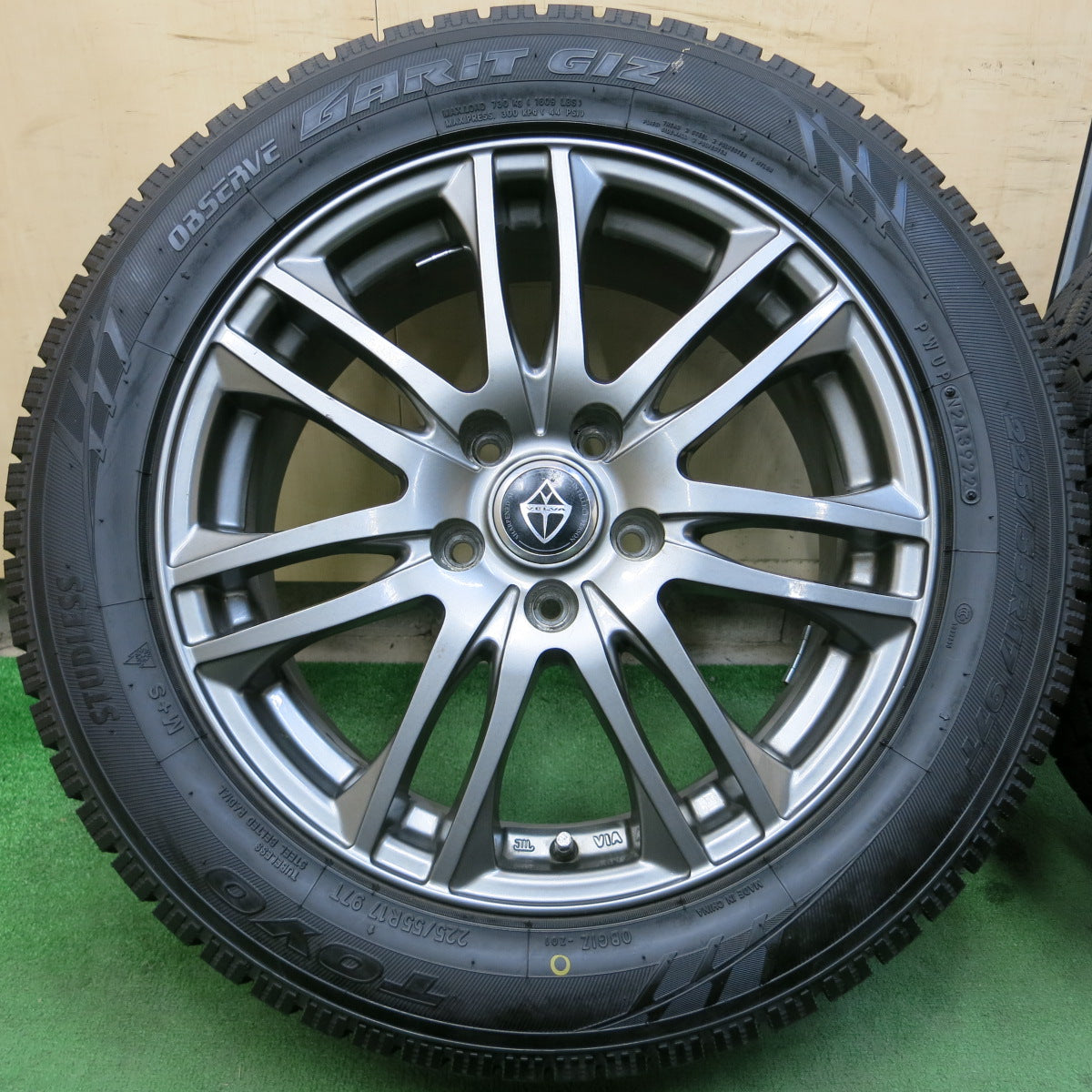 *送料無料*バリ溝！22年！キレイ！ほぼ10分★スタッドレス 225/55R17 トーヨー オブザーブ ガリット GIZ VELVA ヴェルヴァ 17インチ PCD114.3/5H★3102409イス