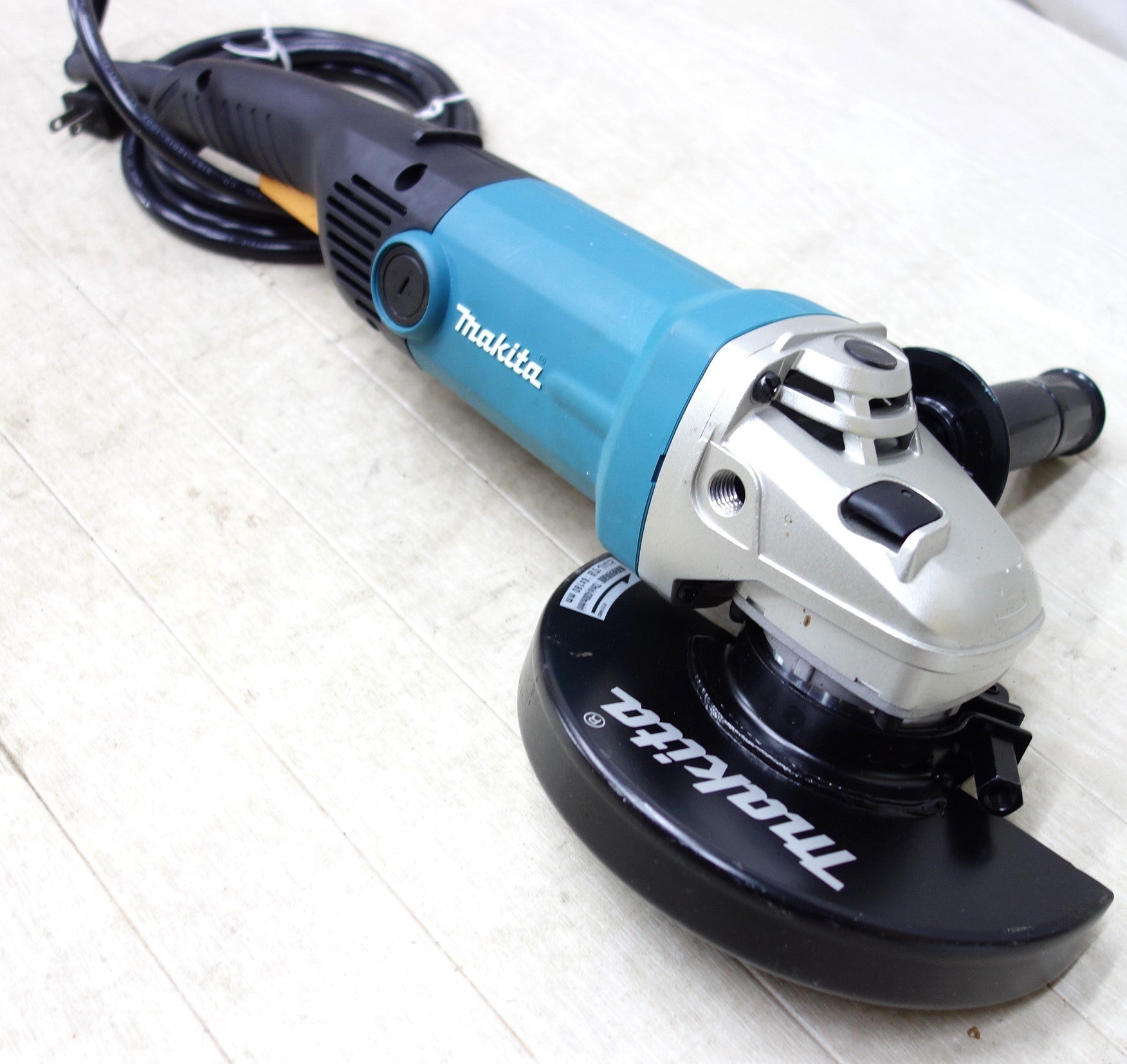 [送料無料] キレイ◆makita マキタ 180mm 電子ディスクグラインダ GA7011C 切断 研削 電動工具 100V 50/60Hz◆