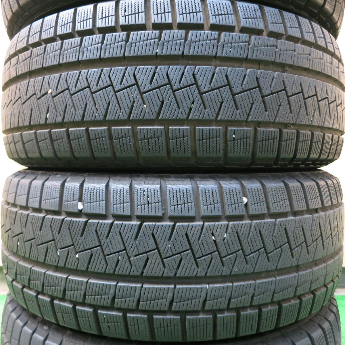 [送料無料]バリ溝！20年！8.5分★スタッドレス 215/60R17 ピレリ アイスアシンメトリコ プラス タイヤ 17インチ カローラクロス ヴェルファイア 等★3072913イスタ