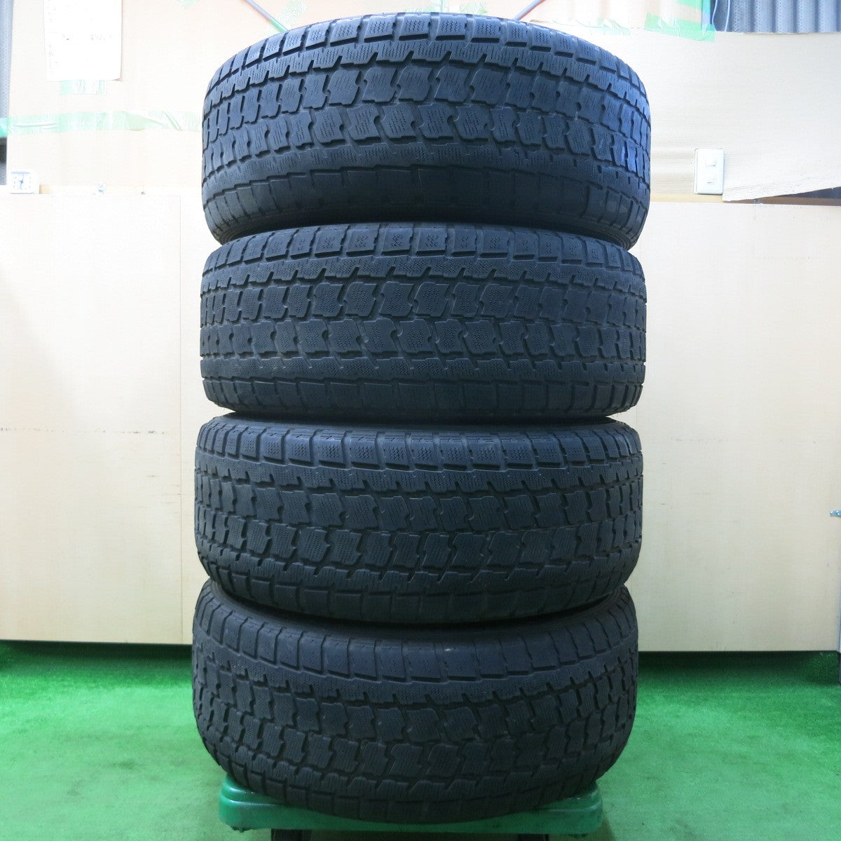 *送料無料* キレイ★ランクル 等 285/60R18 XTREME-J XJ スタッドレス グッドイヤー ラングラー IP/N PCD150/5H★4022605イス