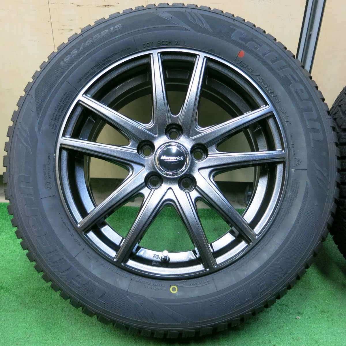 [送料無料]タイヤほぼ未使用！キレイ★プリウス 等 195/65R15 スタッドレス ラウフェン i FIT Marverick 15インチ PCD100/5H★3071510イス