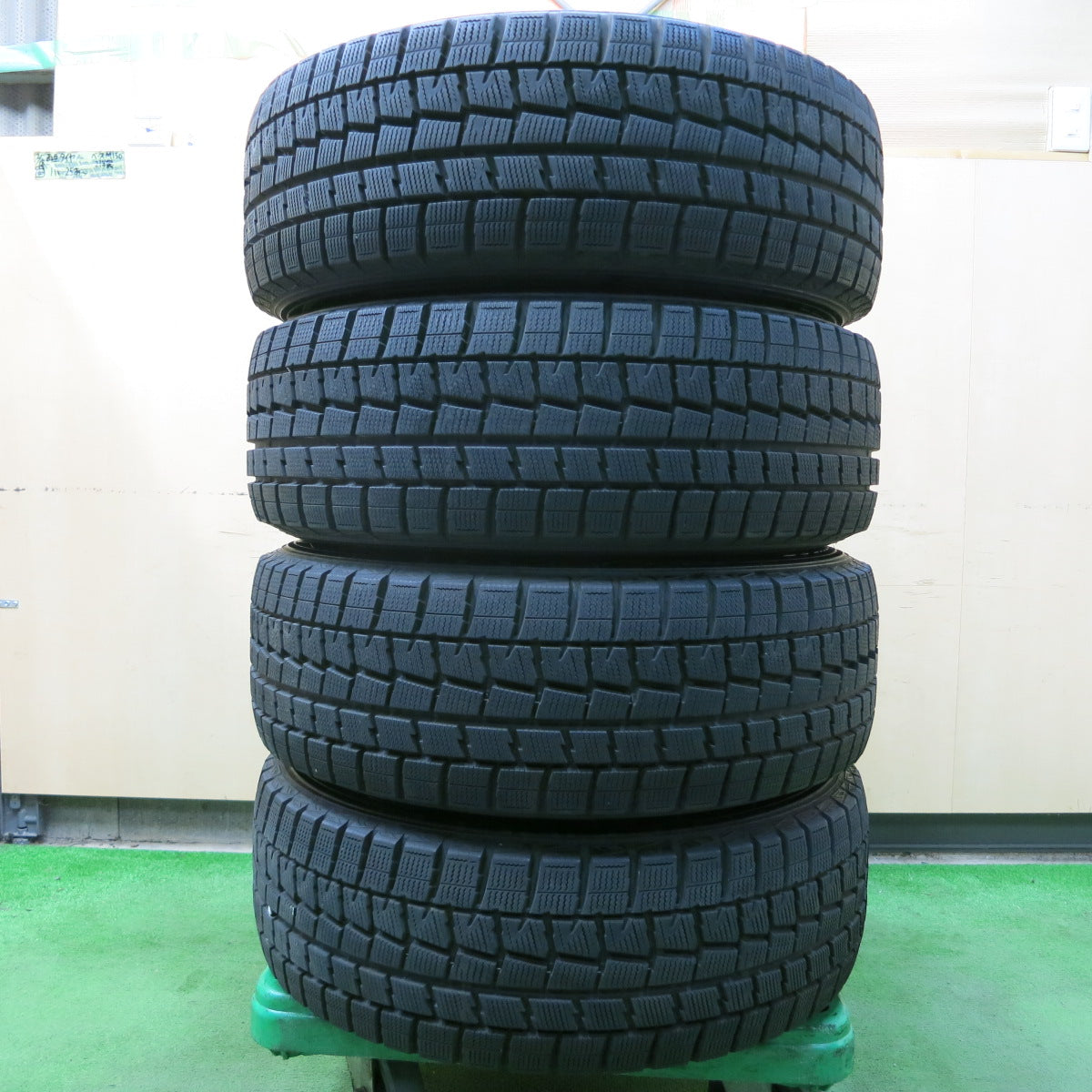 *送料無料*バリ溝！キレイ！ほぼ10分★スタッドレス 215/60R16 ダンロップ ウインターマックス WM01 DEBOR 16インチ PCD114.3/5H★3102806イス