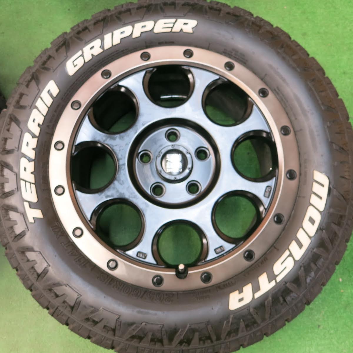 [送料無料]バリ溝！22年！キレイ！9.5分★ジープ 等 XTREME-J XJ03 265/60R18 ホワイトレター モンスタ テレーン エクストリームJ PCD127/5H★3092507ヒノ