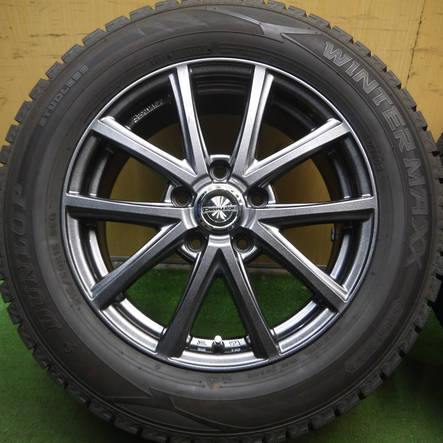 *送料無料* 超バリ溝！キレイ！9.5分以上★スタッドレス 215/60R16 ダンロップ ウインターマックス WM02 EUROMAGIC ユーロマジック PCD114.3/5H★4031206Hス