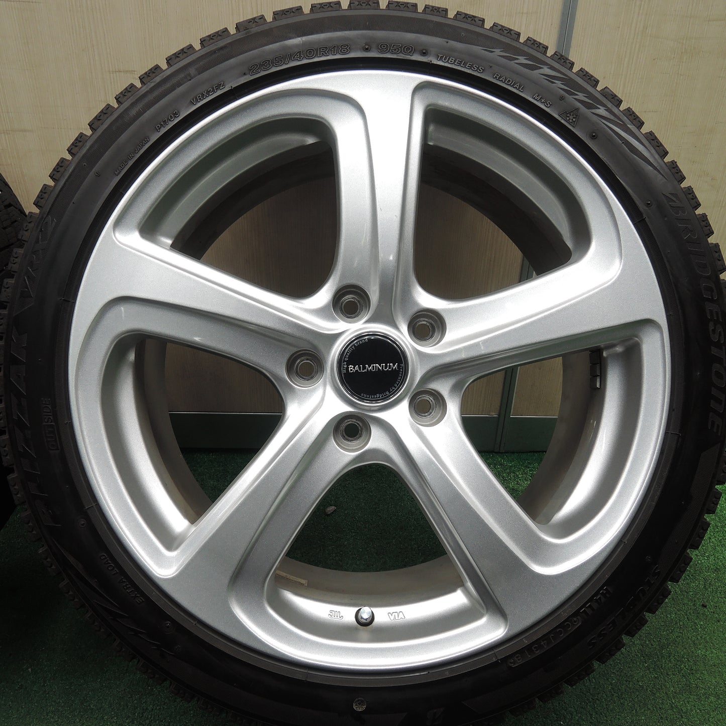 *送料無料*バリ溝！キレイ！9.5分★スタッドレス 235/40R18 ブリヂストン ブリザック VRX2 BALMINUM バルミナ 18インチ PCD114.3/5H★3120304HAス