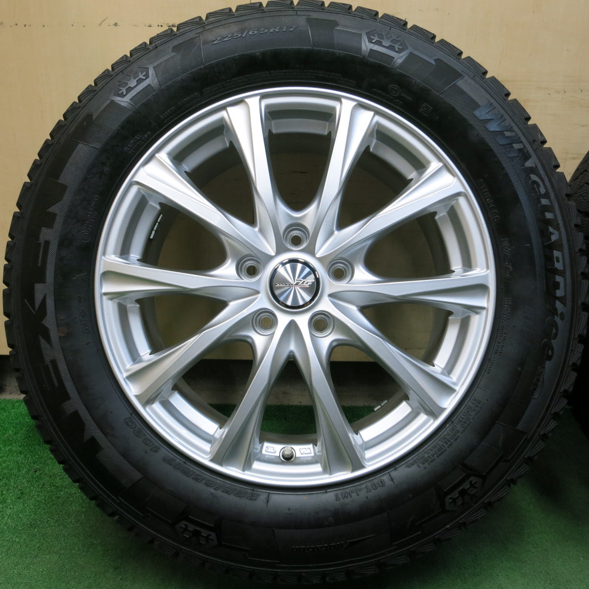 *送料無料*バリ溝！22年！キレイ！ほぼ10分★スタッドレス 225/65R17 ネクセン ウィンガード アイス SUV WS5 ILLUGA iLG 17インチ PCD114.3/5H★3100904イス