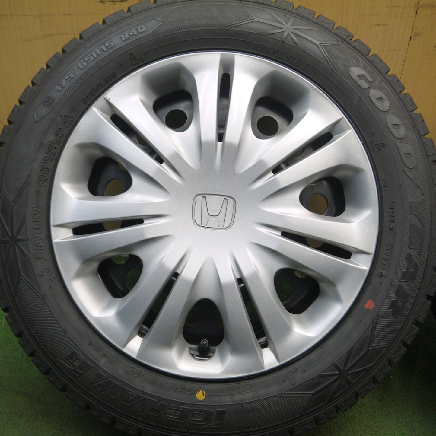 *送料無料* バリ溝！20年！9.5分以上★ホンダ フィット 純正 スチール 175/65R15 スタッドレス グッドイヤー アイスナビ6 15インチ PCD100/4H★4021408Hス