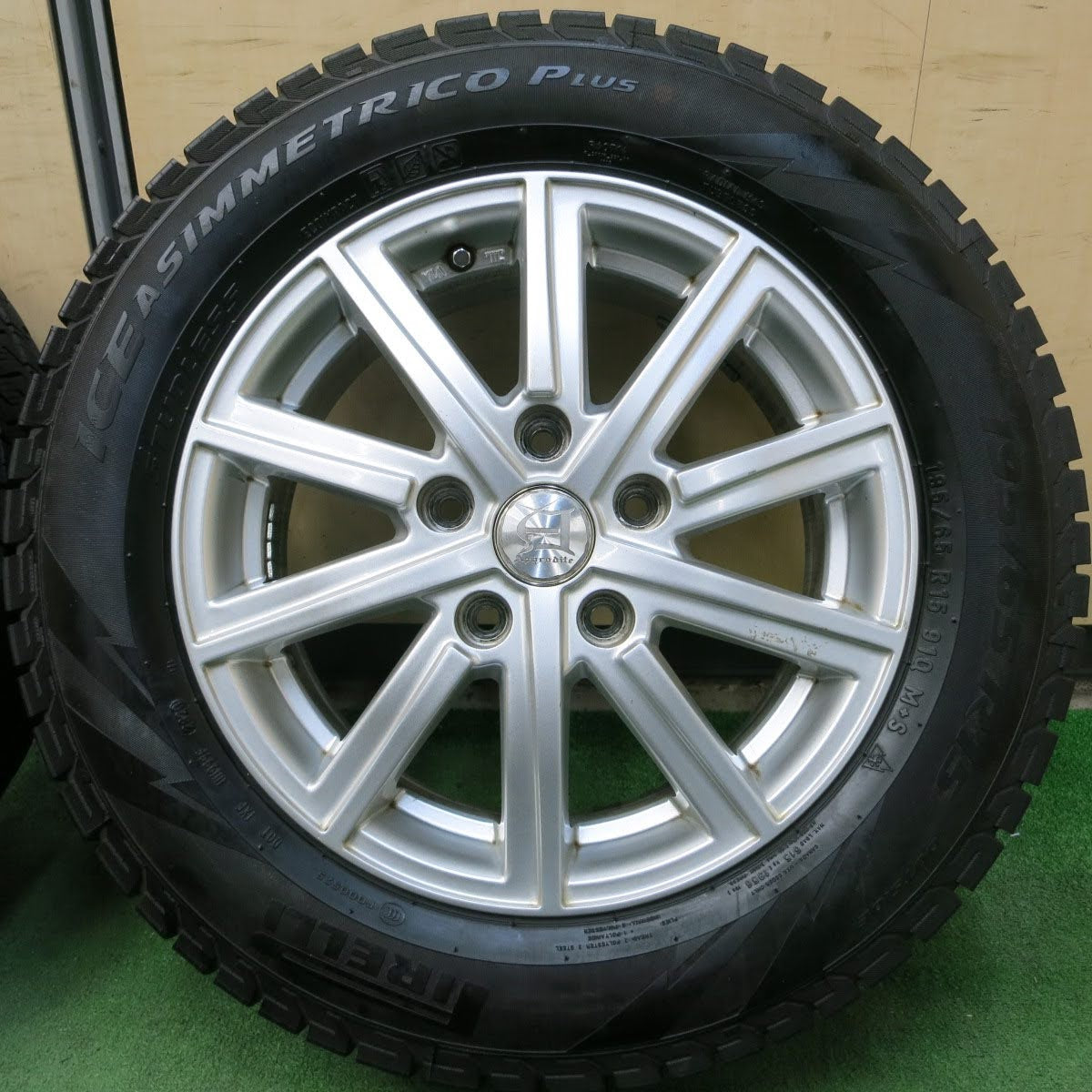 [送料無料]バリ溝！20年！9.5分★スタッドレス 195/65R15 ピレリ アイスアシンメトリコ プラス Aphrodite アフロディーテ 15インチ PCD114.3/5H★3100703イス