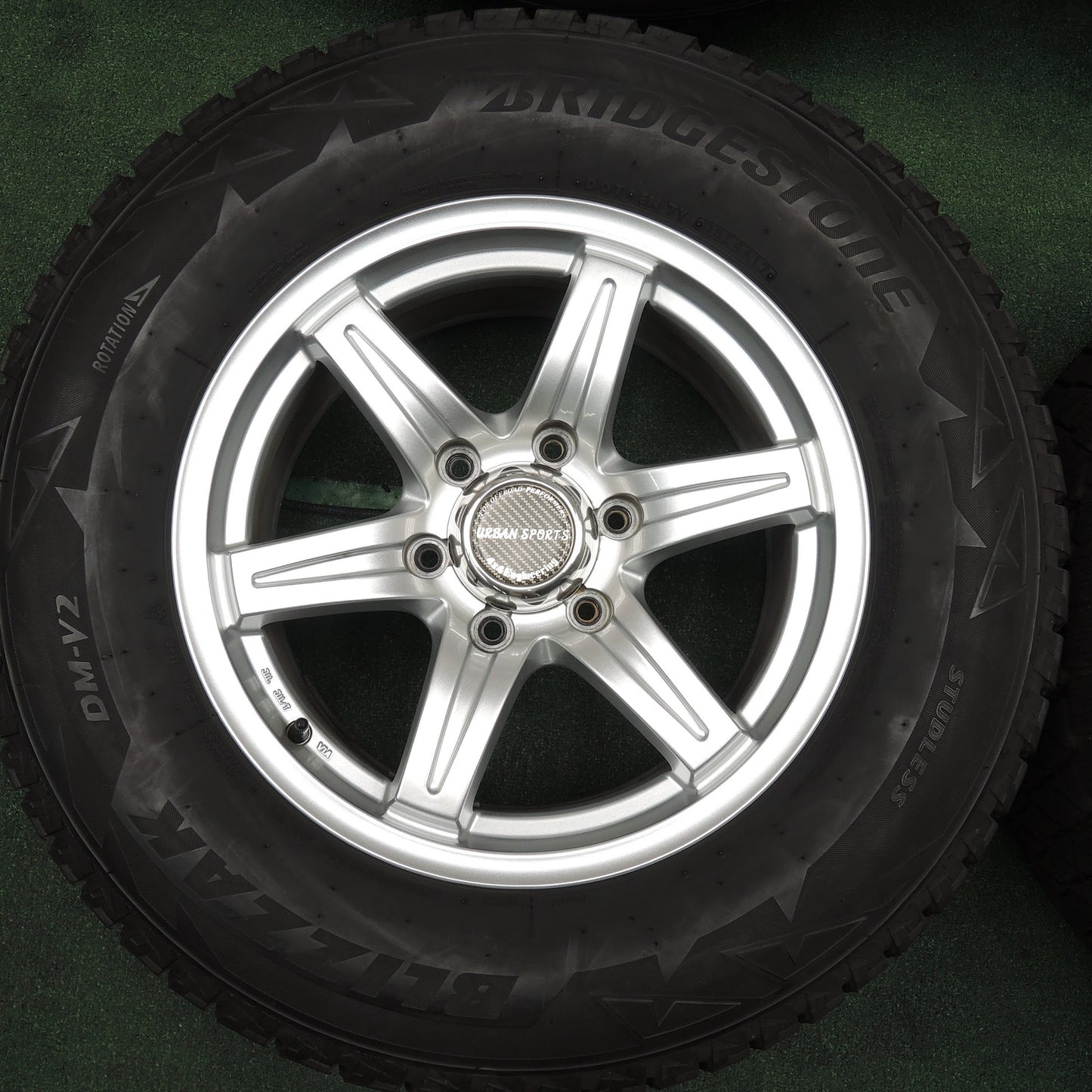 [送料無料]バリ溝！キレイ！8.5分★URBAN SPORT 4X4 Engineering 265/65R17 スタッドレス ブリヂストン ブリザック DM-V2 17インチ PCD139.7/6H★3111604TNス