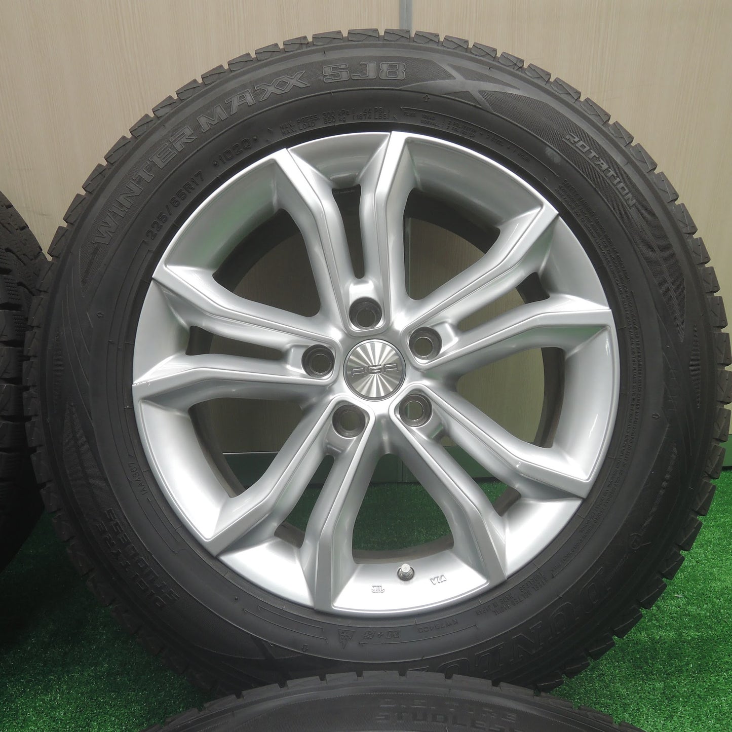 [送料無料]バリ溝！キレイ！9.5分★AGA 225/65R17 スタッドレス ダンロップ ウインターマックス SJ8 17インチ PCD114.3/5H★3070708SYス