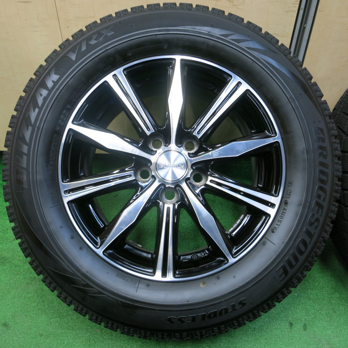 *送料無料*バリ溝！キレイ！9.5分以上★スタッドレス 215/65R16 ブリヂストン ブリザック VRX BALMINUM バルミナ 16インチ PCD114.3/5H★3120613イス