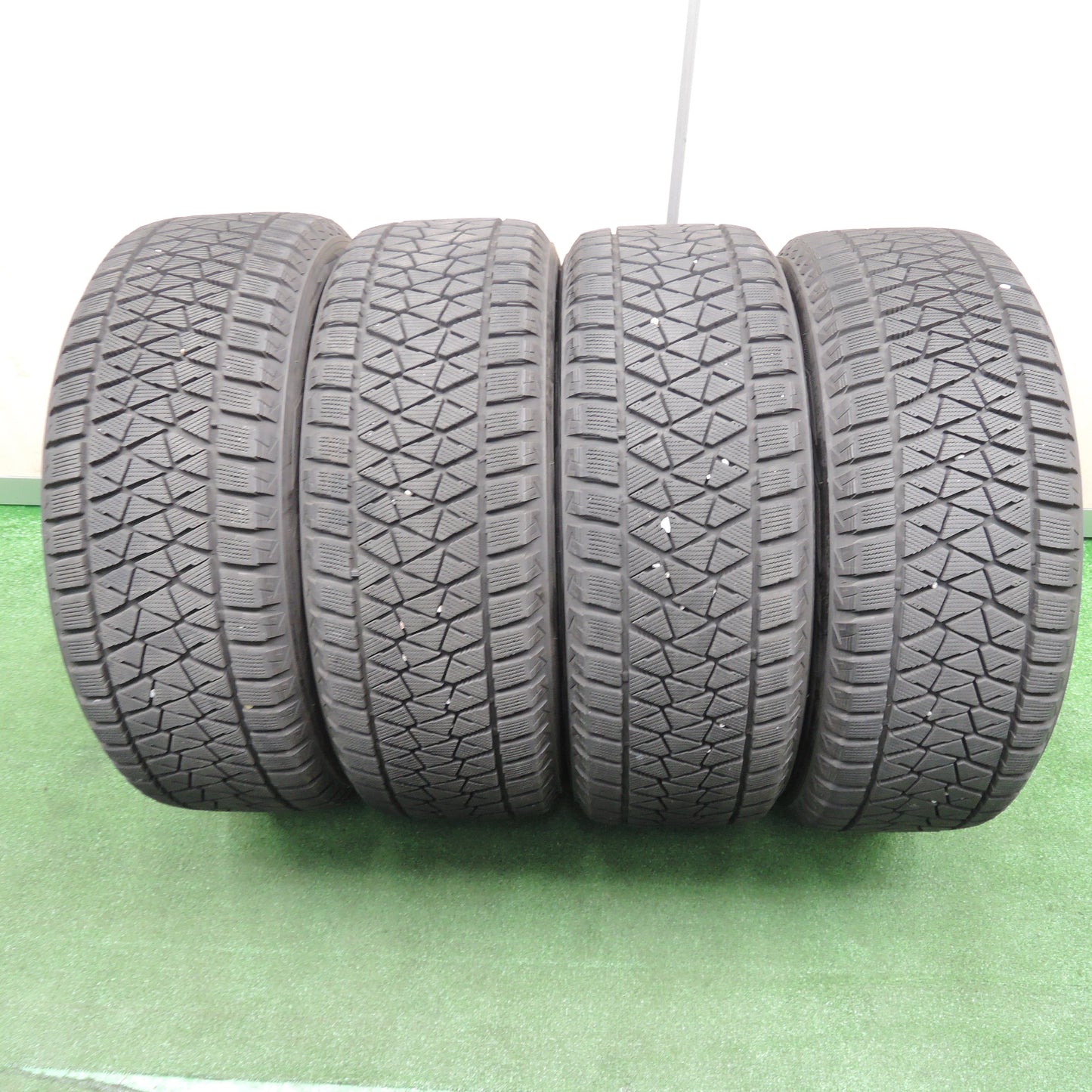 *送料無料*バリ溝！キレイ！8.5分★トヨタ 60系 ハリアー 純正 235/55R18 スタッドレス ブリヂストン ブリザック DM-V2 PCD114.3/5H★3112404TNス