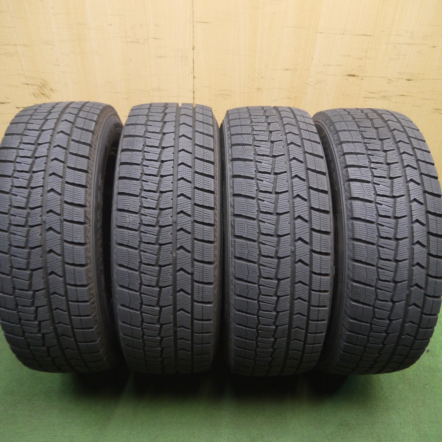 *送料無料* 超バリ溝！キレイ！9.5分以上★スタッドレス 215/60R16 ダンロップ ウインターマックス WM02 EUROMAGIC ユーロマジック PCD114.3/5H★4031206Hス