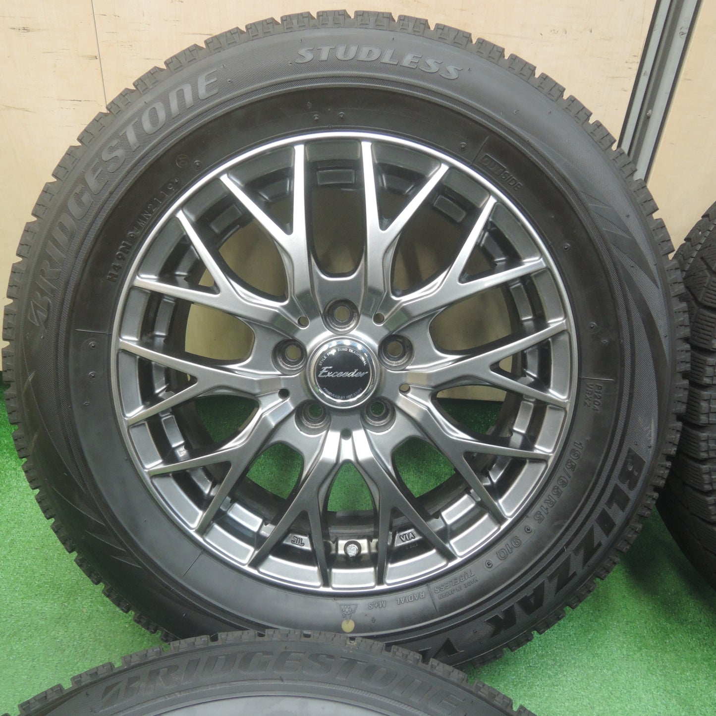 *送料無料* バリ溝！キレイ！8.5分★プリウス等 195/65R15 スタッドレス ブリヂストン ブリザック VRX Exceeder エクシーダー PCD100/5H★4020908SYス