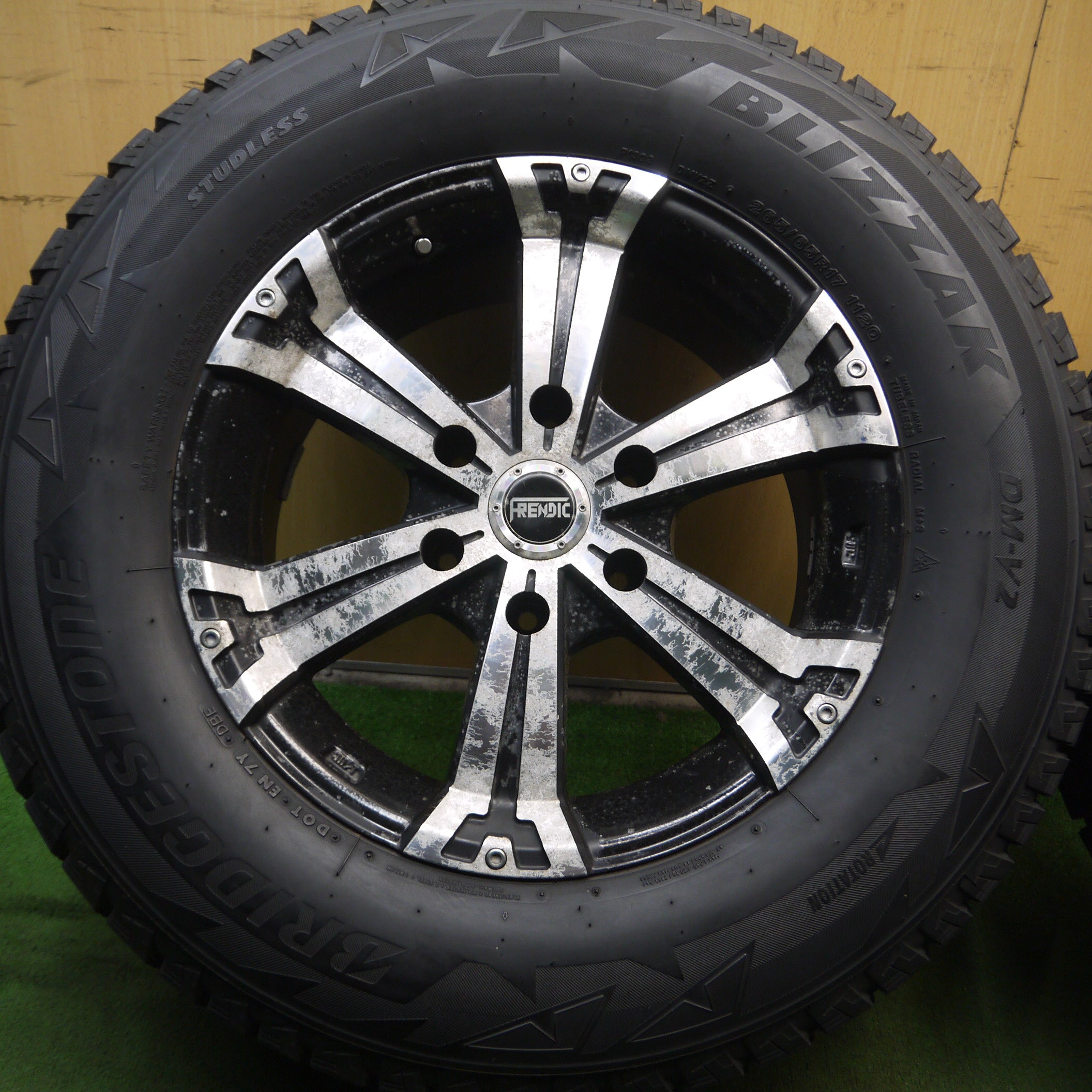 *送料無料*バリ溝！9分★スタッドレス 265/65R17 ブリヂストン ブリザック DM-V2 FRENDIC 17インチ  PCD139.7/6H★3122206Hス