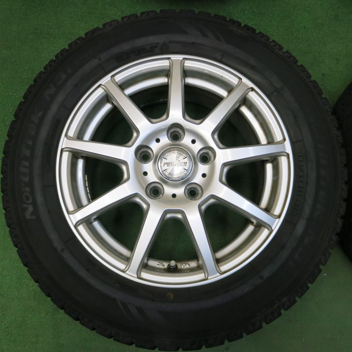 [送料無料]バリ溝！20年！9.5分★スタッドレス 195/65R15 オートバックス ノーストレック N3i ravrion ラブリオン 15インチ PCD114.3/5H★3092108イス