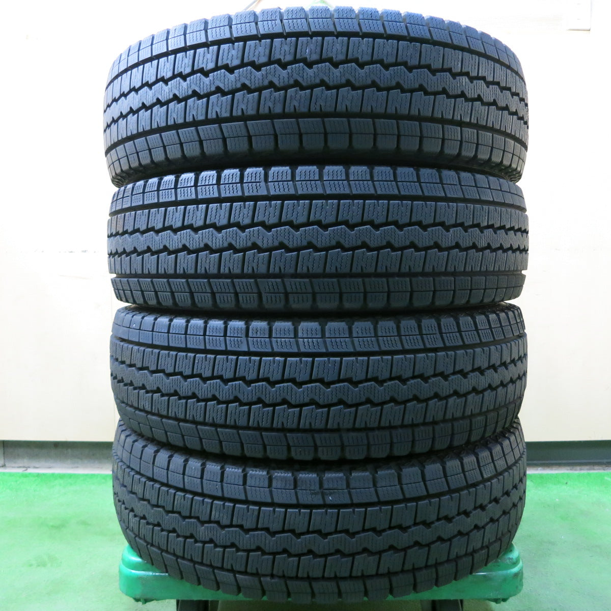 *送料無料*バリ溝！20年！9.5分★スタッドレス 195/80R15 ダンロップ ウインターマックス SV01 タイヤ 15インチ ハイエース キャラバン 等★3102104イノタ