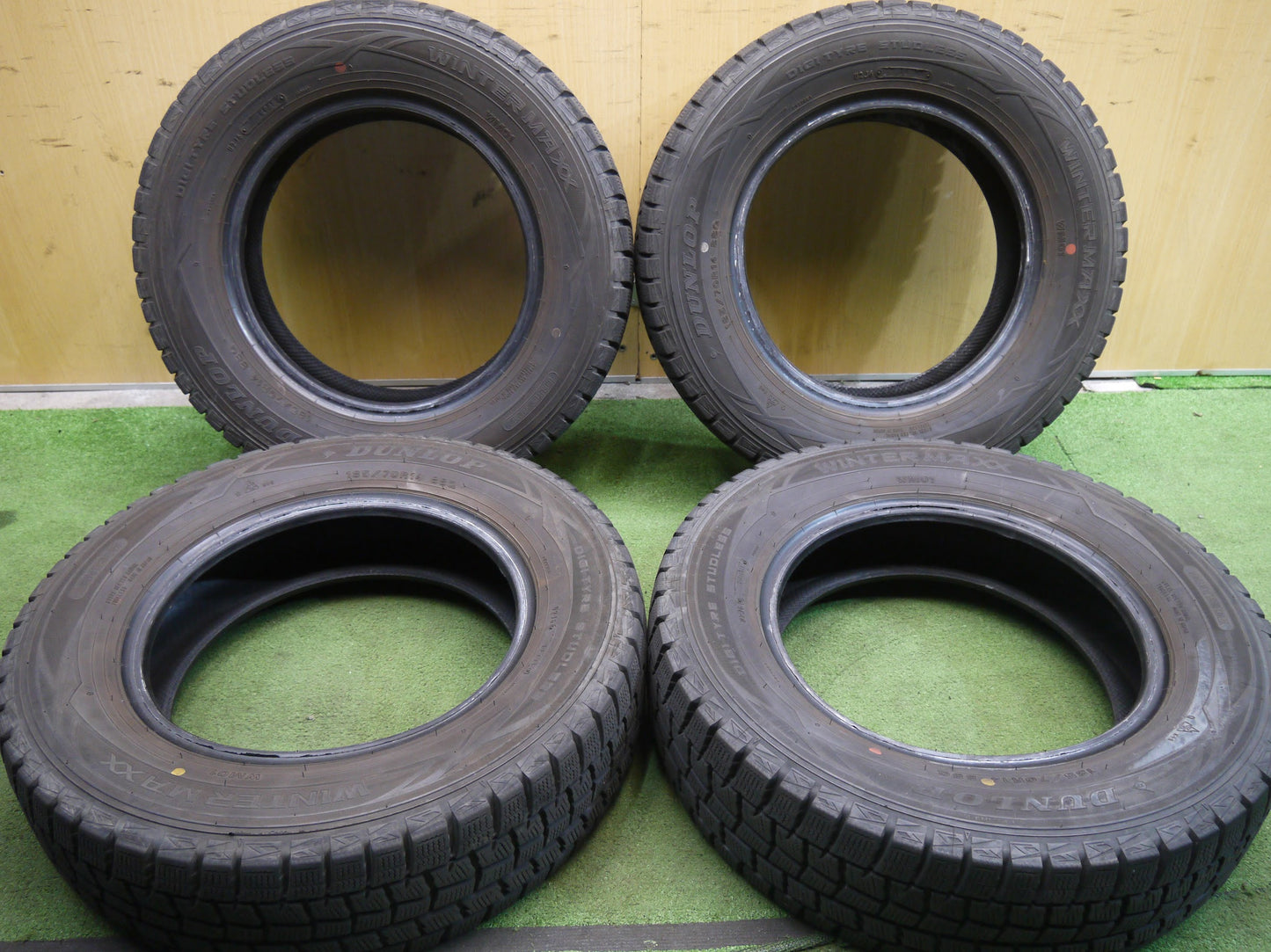 [送料無料]バリ溝！18年！8.5分★スタッドレス 185/70R14 ダンロップ ウインターマックス WM01 タイヤ 14インチ ノート ティーダ フリード 等★2070209ヤスタ