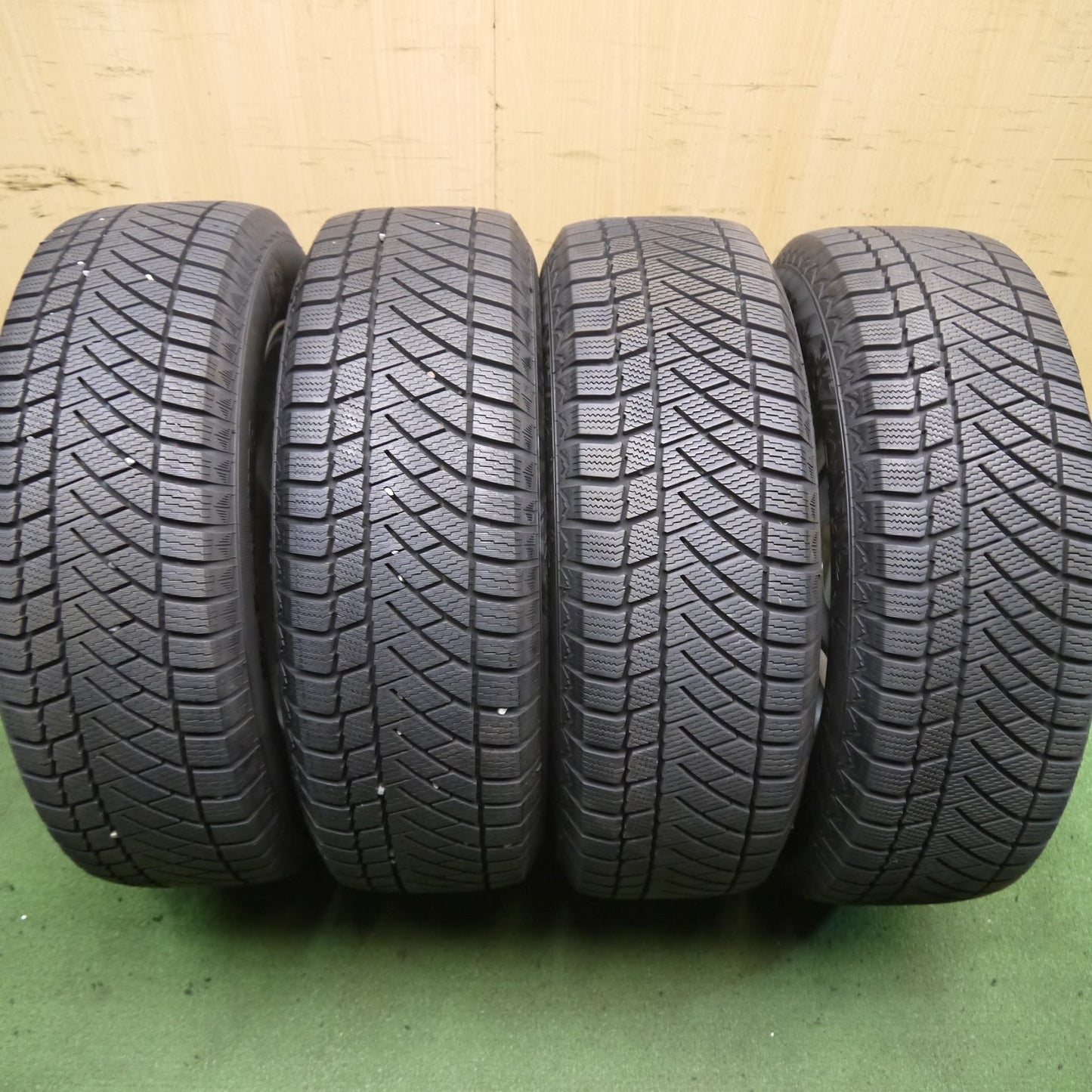 [送料無料]バリ溝！21年！綺麗！ほぼ10分★プリウス等 195/65R15 スタッドレス バイキング WINTECH WT6 SCHNEIDER シュナイダー 15インチ PCD100/5H★3070708Hス