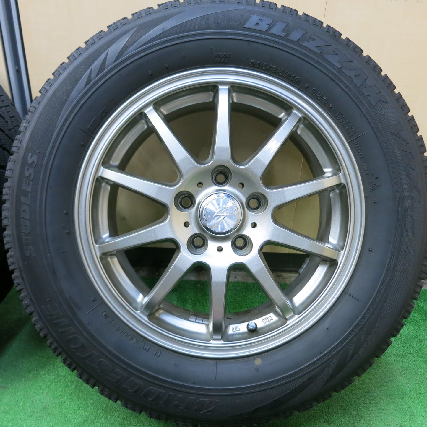 [送料無料]キレイ★スタッドレス 215/65R16 ブリヂストン ブリザック VRX STRANGER ストレンジャー 16インチ PCD114.3/5H★3062706ヒス