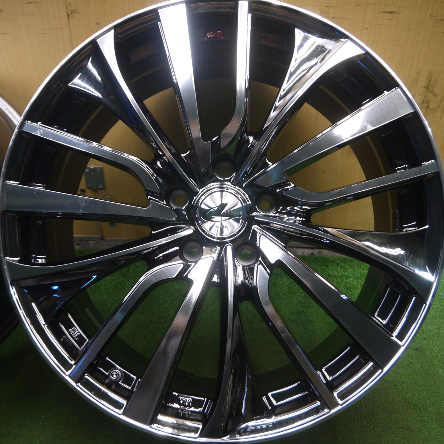 *送料無料* キレイ★LEONIS VT weds レオニス ホイール 19インチ 19×8J PCD114.3/5H★4022701Hホ