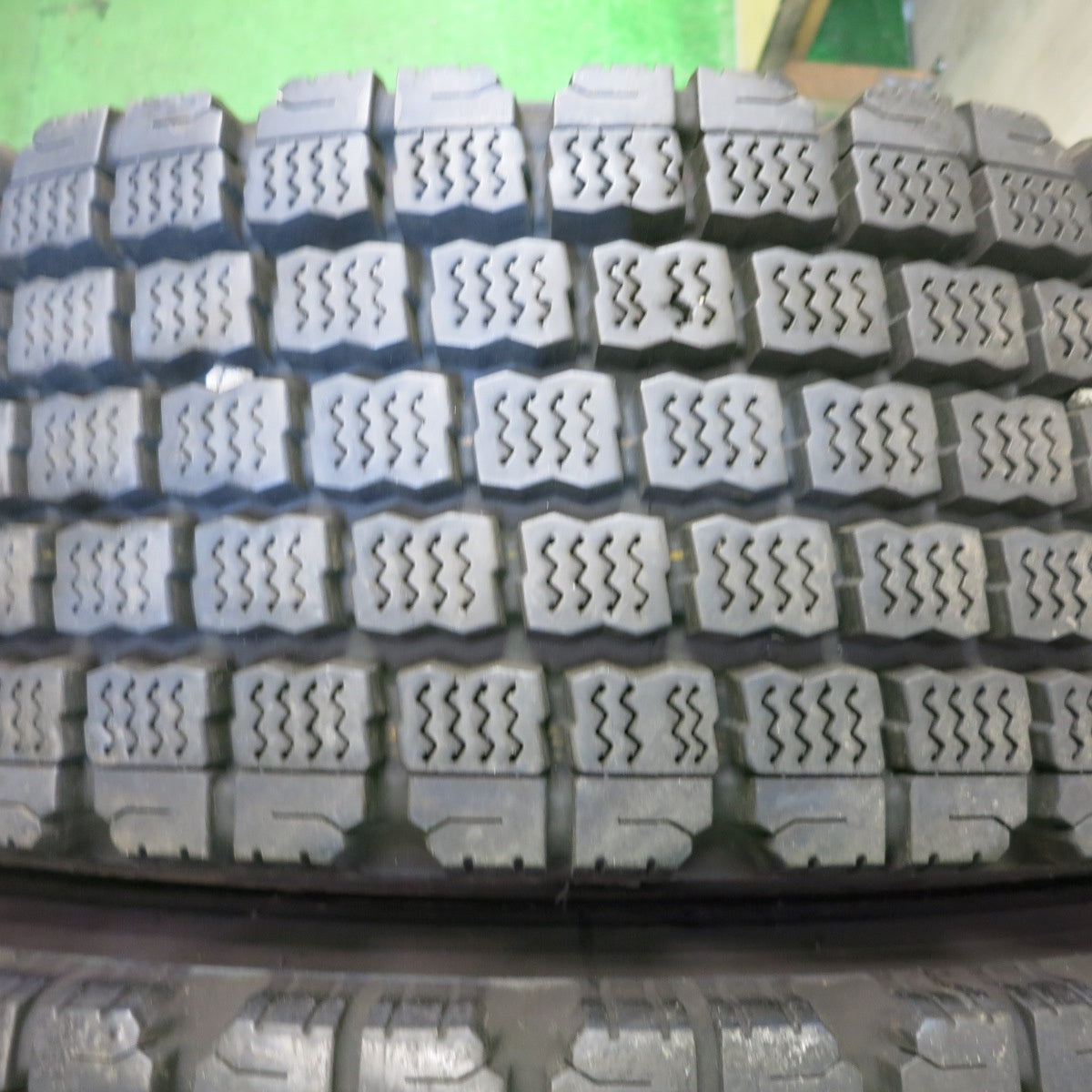 *送料無料* バリ溝！22年！9分★トラック タイヤ 225/80R17.5 123/122L スタッドレス ブリヂストン W910 17.5インチ★4020204クスタ