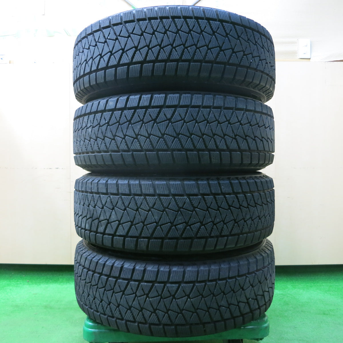 *送料無料*バリ溝！キレイ！9.5分★スタッドレス 225/65R17 ブリヂストン ブリザック DM-V2 Euro-S Stream MiD  マルカ 17インチ PCD114.3/5H★3121908イス