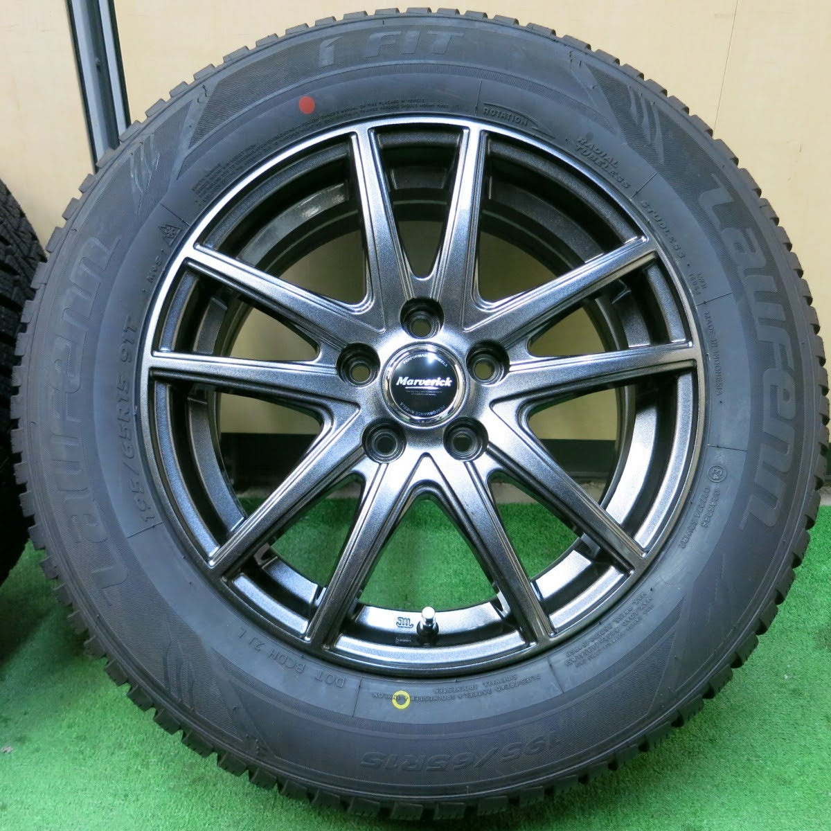 [送料無料]タイヤほぼ未使用！キレイ★プリウス 等 195/65R15 スタッドレス ラウフェン i FIT Marverick 15インチ PCD100/5H★3071510イス