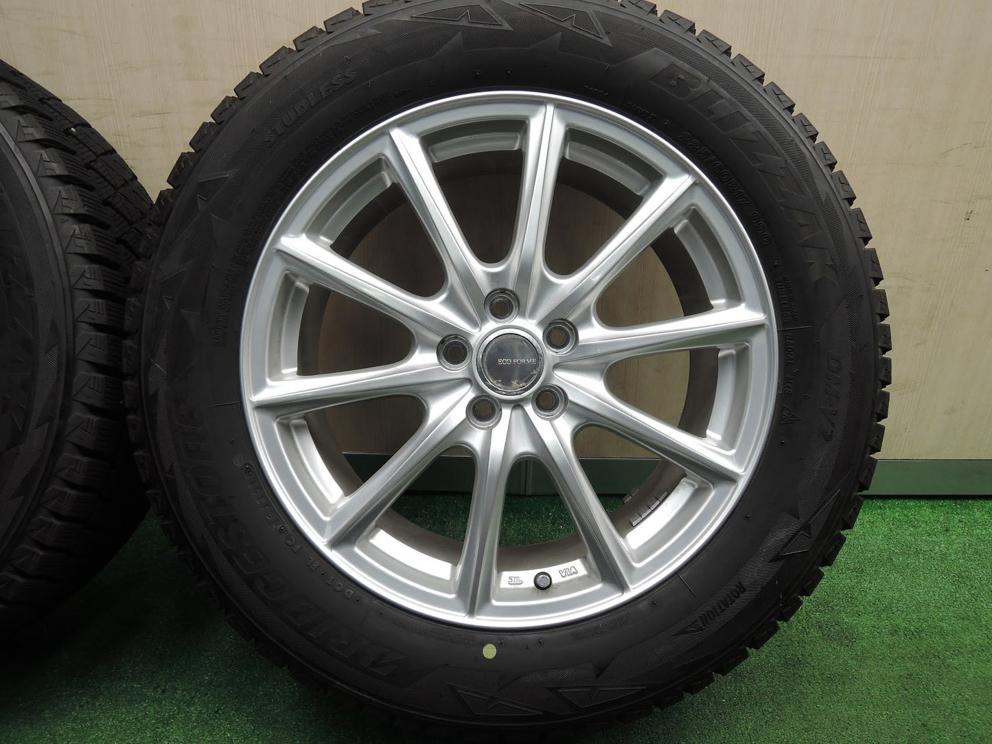 [送料無料]バリ溝！キレイ！9分★スタッドレス 225/60R17 ブリヂストン ブリザック DM-V2 ECO FORME エコフォルム PCD100/5H★3112404HAス