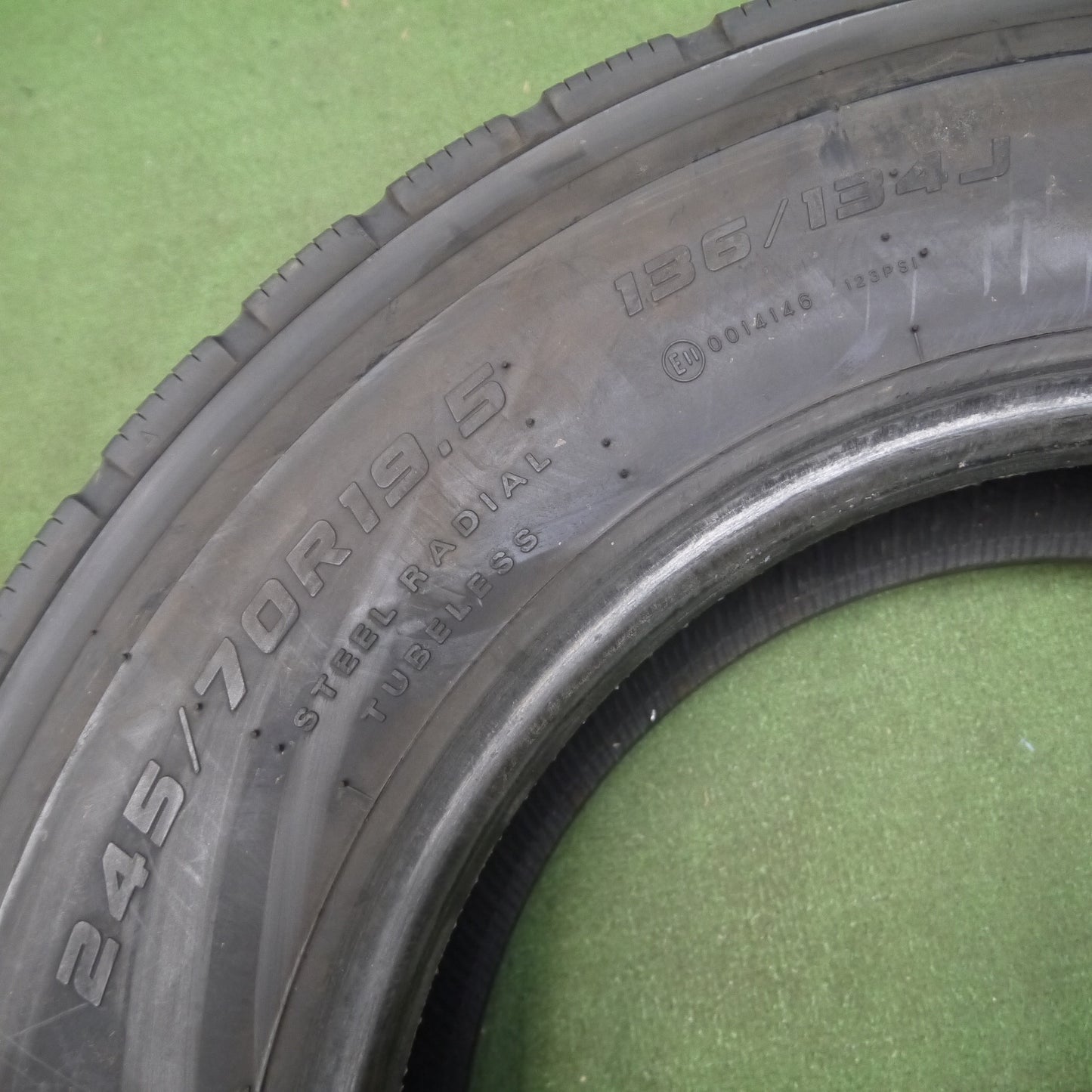 *送料無料*バリ溝！21年！8.5分★トラック タイヤ 245/70R19.5 136/134J ダンロップ デクテス SP680 ミックス オールシーズン 19.5インチ★3121806KKスタ