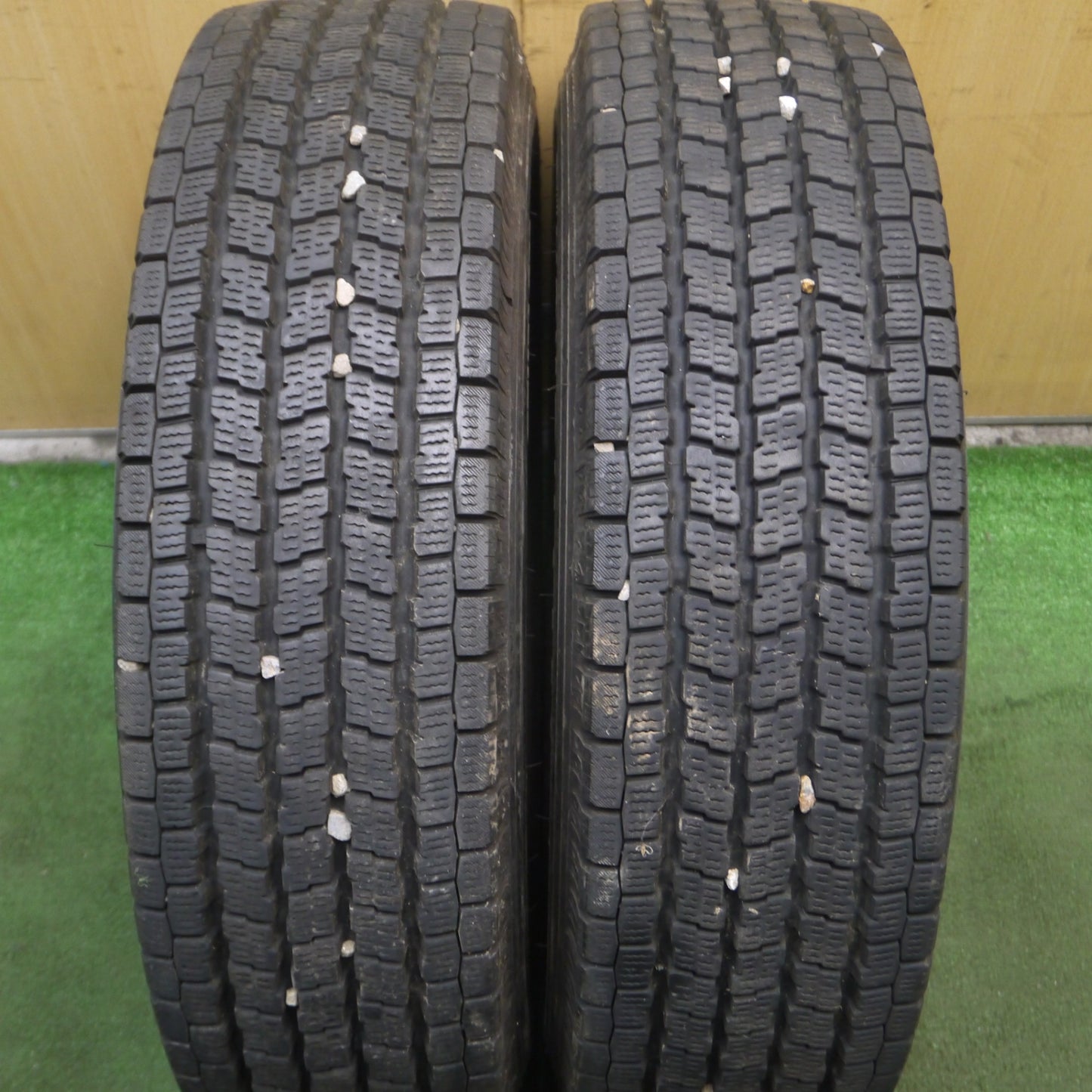 *送料無料* バリ溝！22年！9分★トラック タイヤ 205/75R16 113/111L 12PR スタッドレス ヨコハマ アイスガード iG91 16インチ★4022908KKスタ