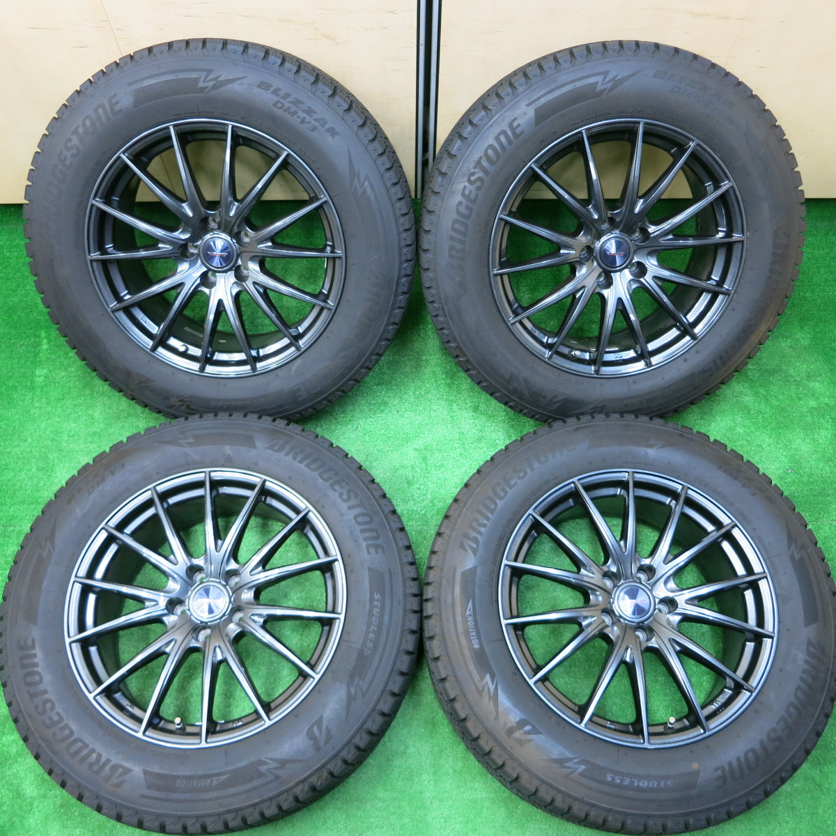 *送料無料*バリ溝！21年！キレイ！9.5分以上★スタッドレス 235/65R18 ブリヂストン ブリザック DM-V3 VELVA SPORTZ ヴェルヴァ 18インチ PCD114.3/5H★3110901イス