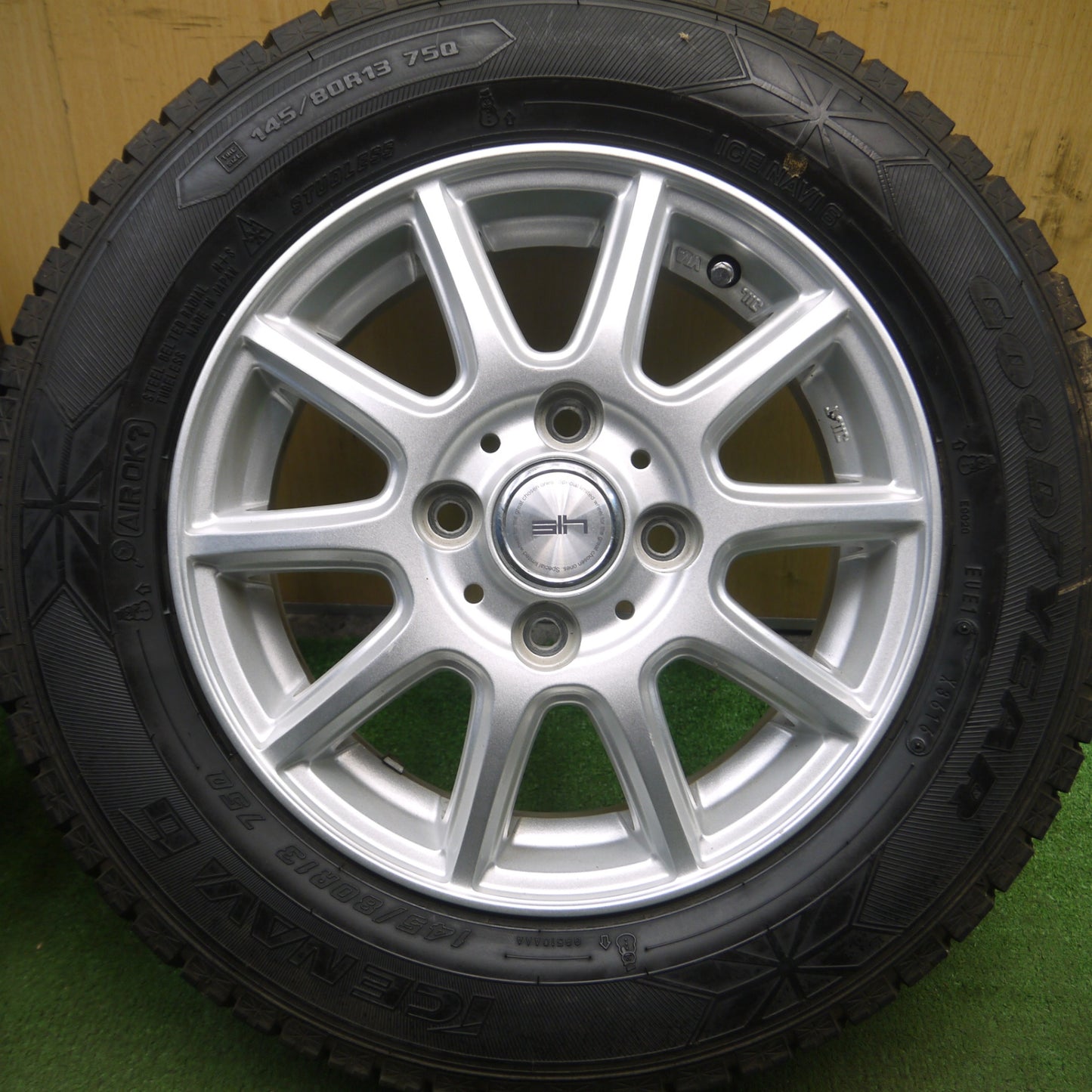 *送料無料* バリ溝！キレイ！ほぼ10分★スタッドレス 145/80R13 グッドイヤー アイスナビ6 Slh 社外 アルミ 13インチ PCD100/4H★4021406Hス