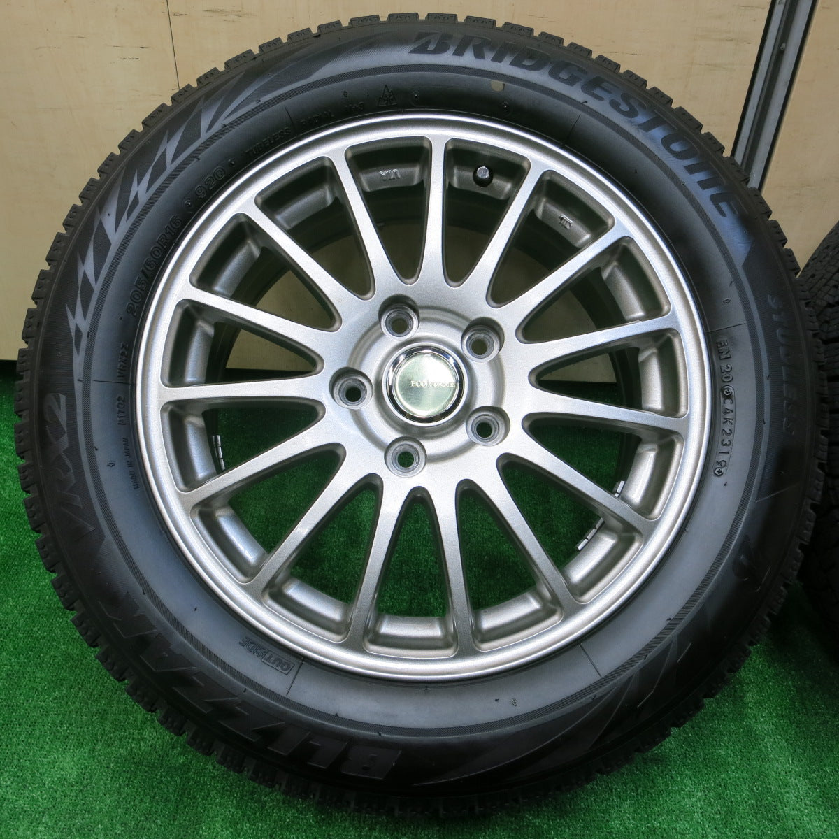 *送料無料*バリ溝！19年！綺麗！8.5分★スタッドレス 205/60R16 ブリヂストン ブリザック VRX2 ECO FORME 16インチ PCD114.3/5H★3110103イス