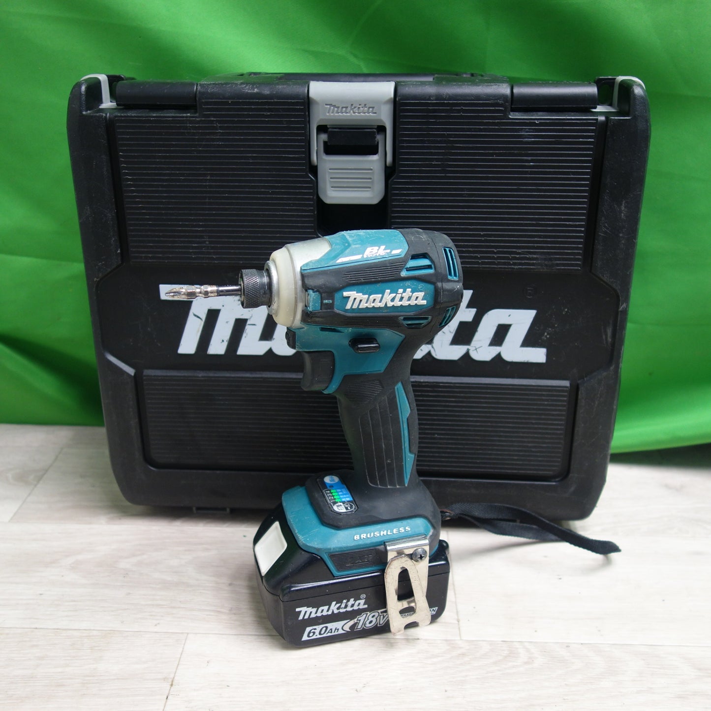 [送料無料] 動作品☆makita マキタ 充電式 インパクトドライバ TD172D バッテリ BL1860B 18V☆