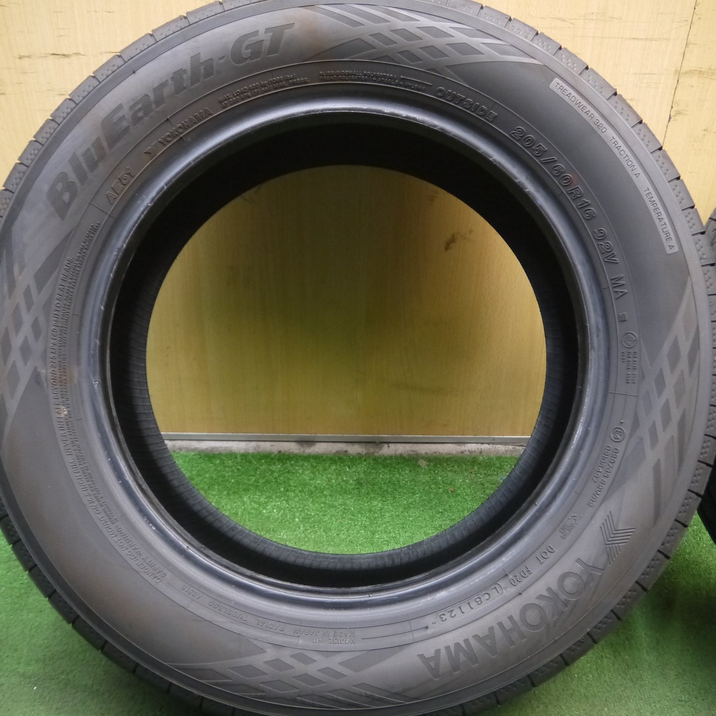 *送料無料*バリ溝！23年！9.5分★205/60R16 ヨコハマ BluEarth-GT AE51 タイヤ 16インチ ステップワゴン ノア プリウスα 等★3121907Hノタ